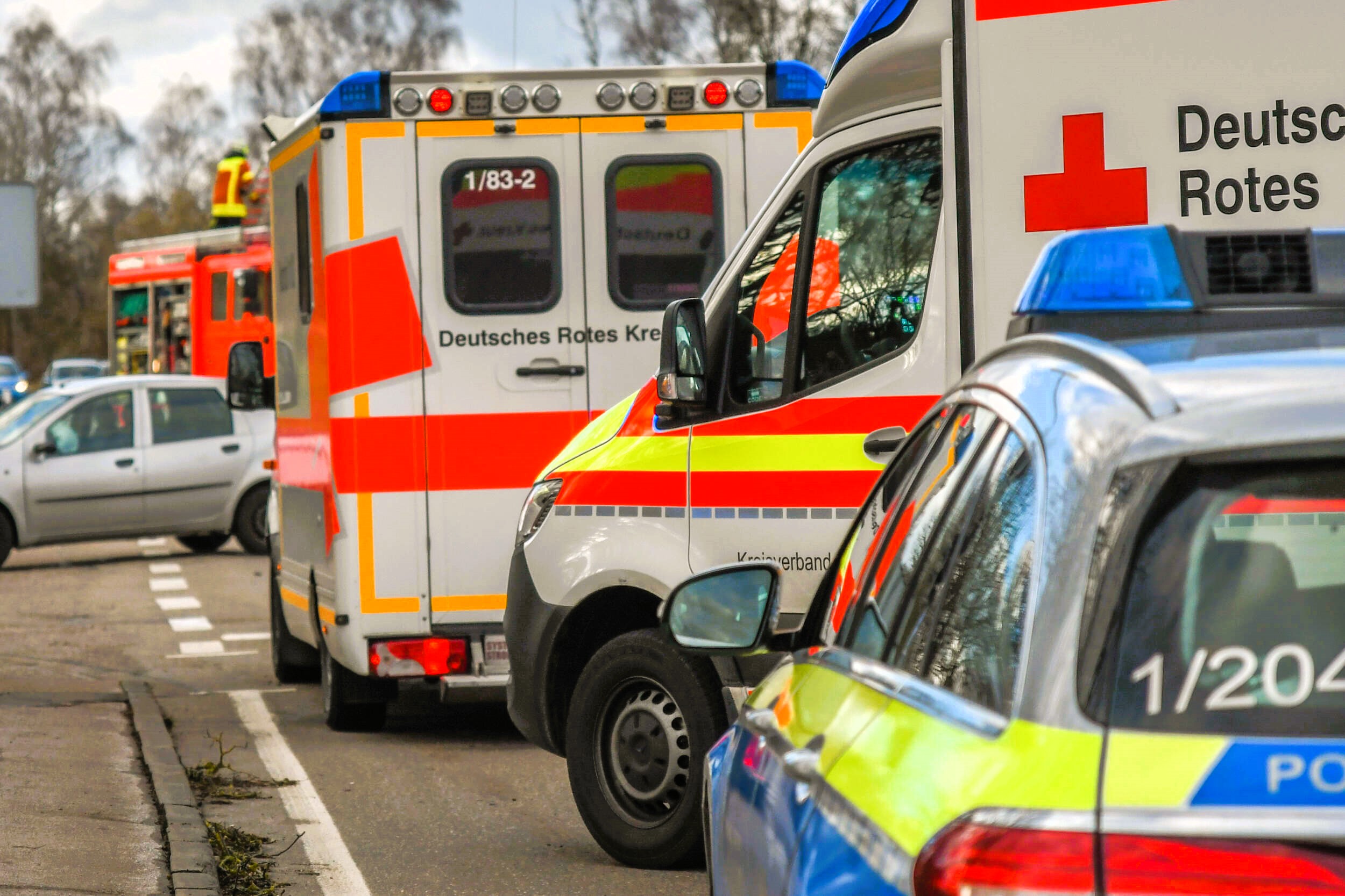 Auto rast in Linienbus! 21 Menschen verletzt - viele Kinder darunter!