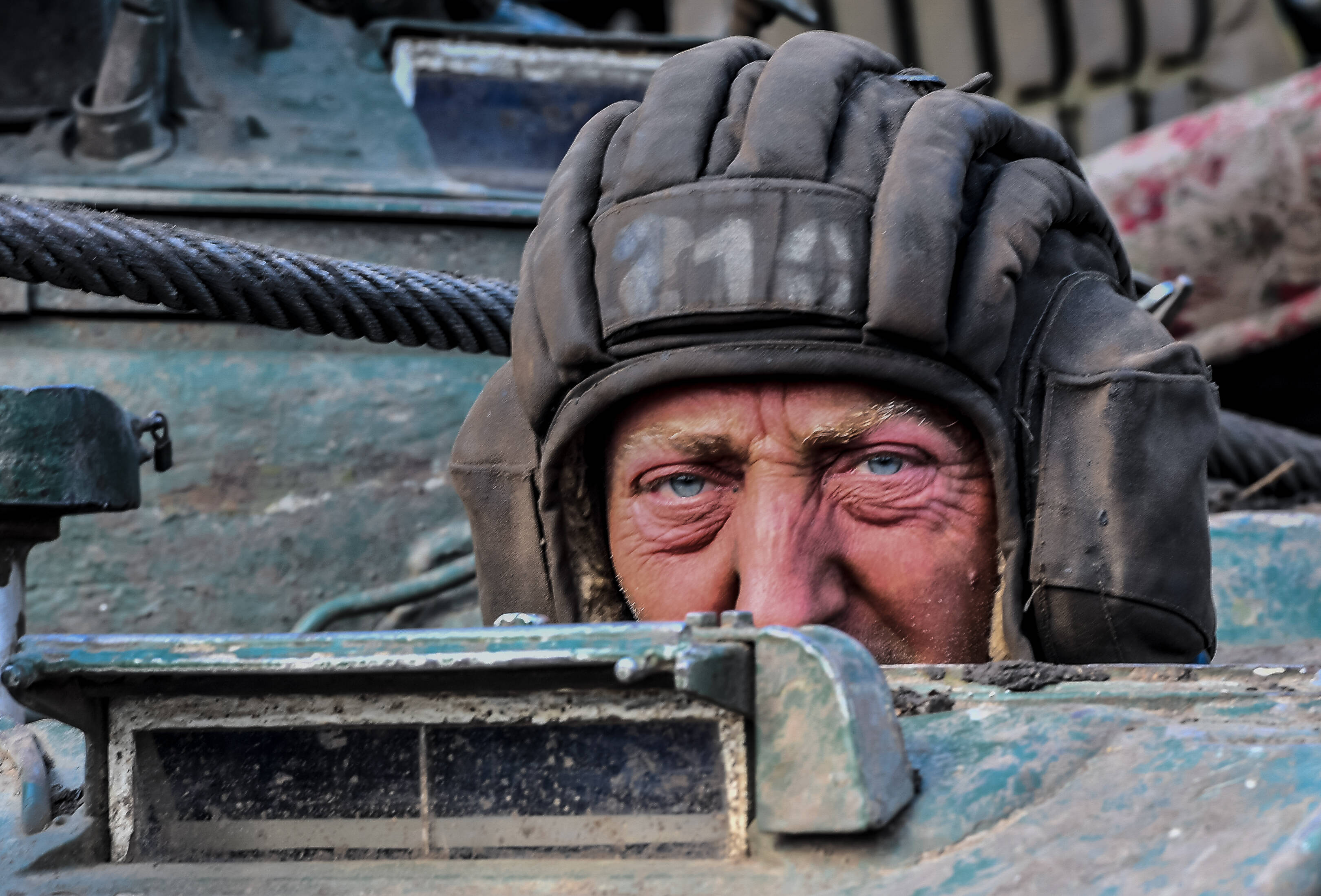 Russen fliehen verkleidet und mit geklauten Fahrrädern aus der Ukraine - beschämende Flucht der mächtigen Armee!