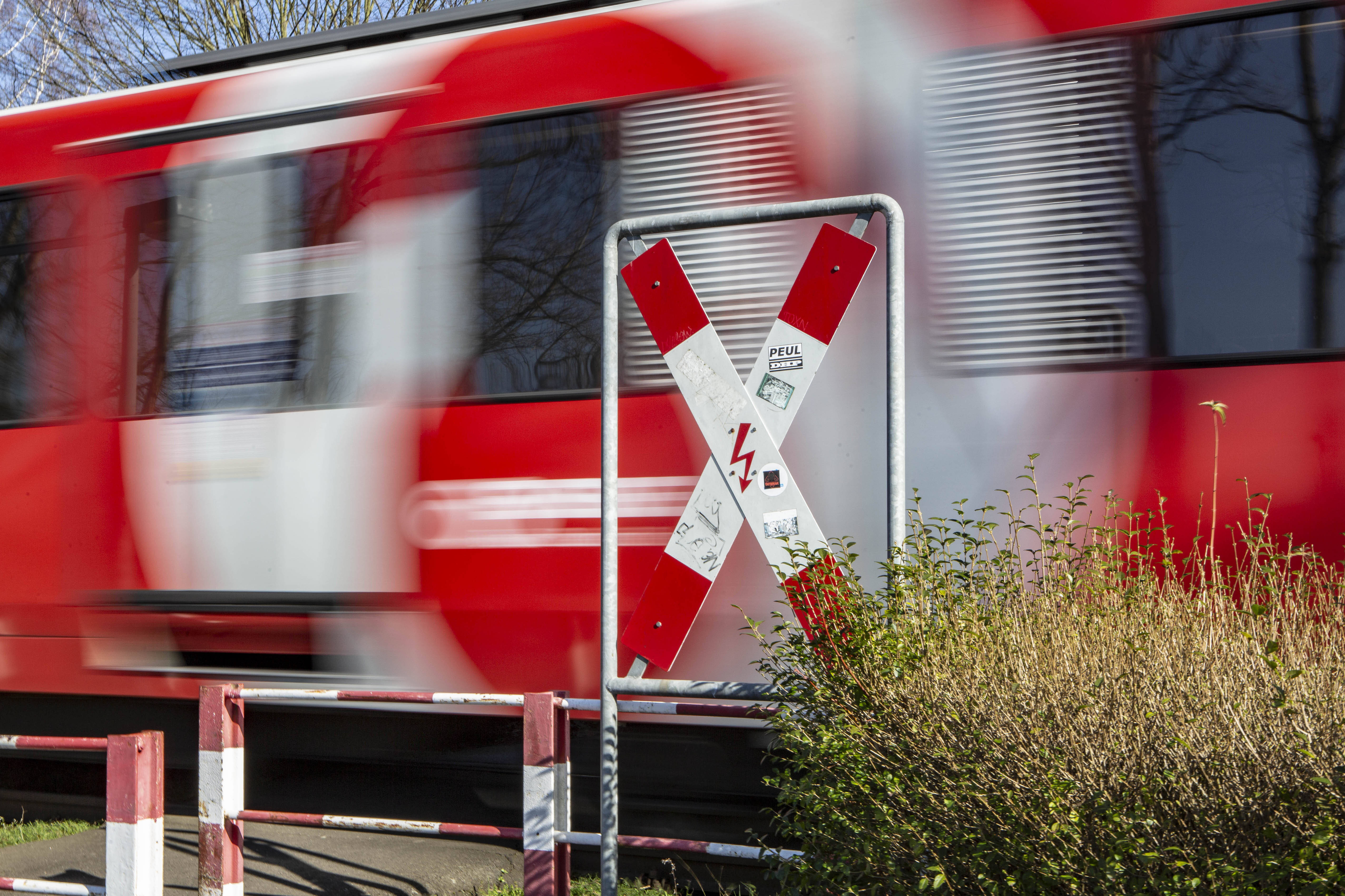 Zug entgleist! Unfall bei der Deutschen Bahn! - Zug kollidiert mit herausragender Betonplatte