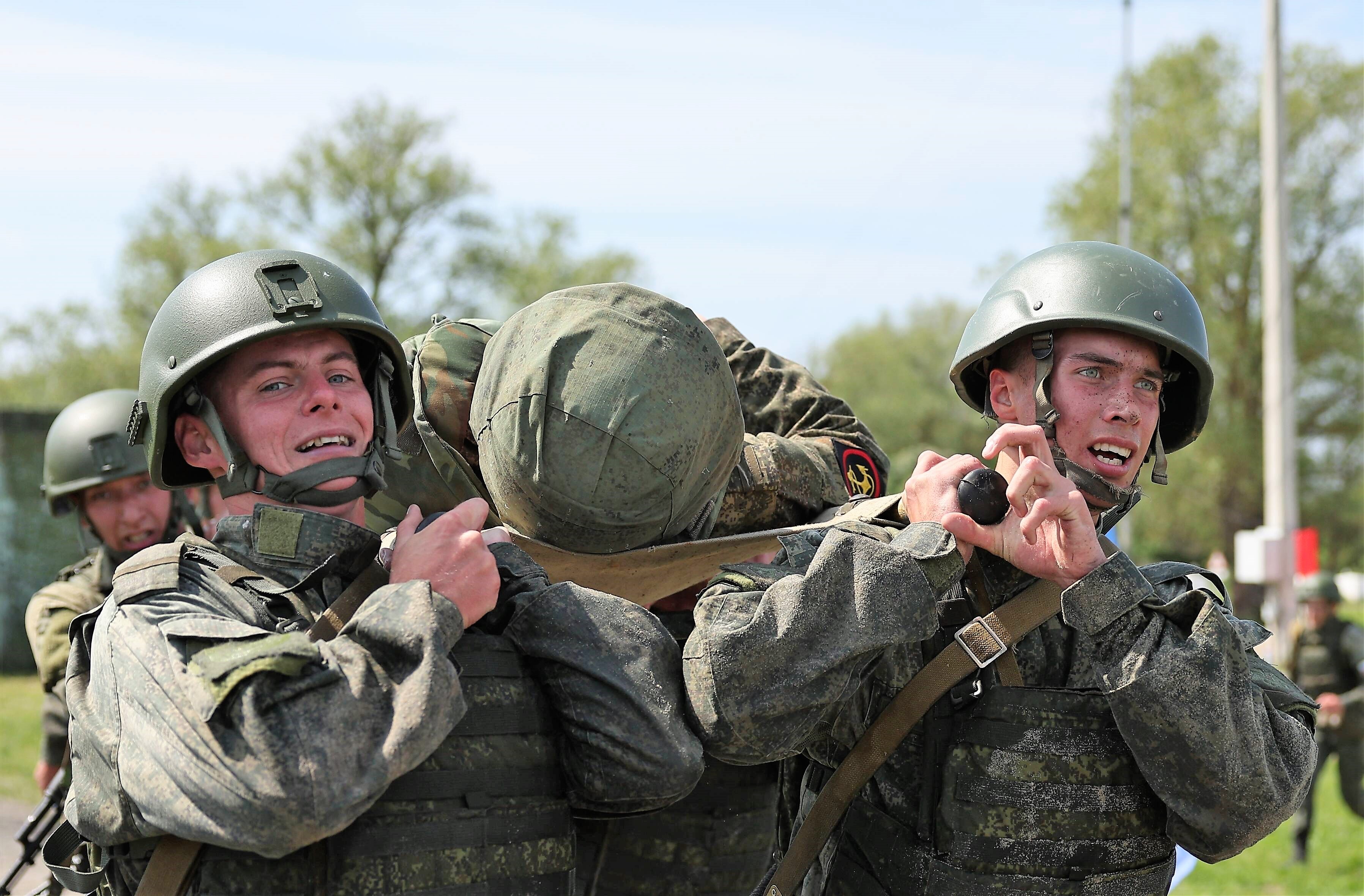 Russische Einheiten schießen aufeinander! Schlecht Ausgebildete Soldaten kämpfen gegen eigene Truppen!