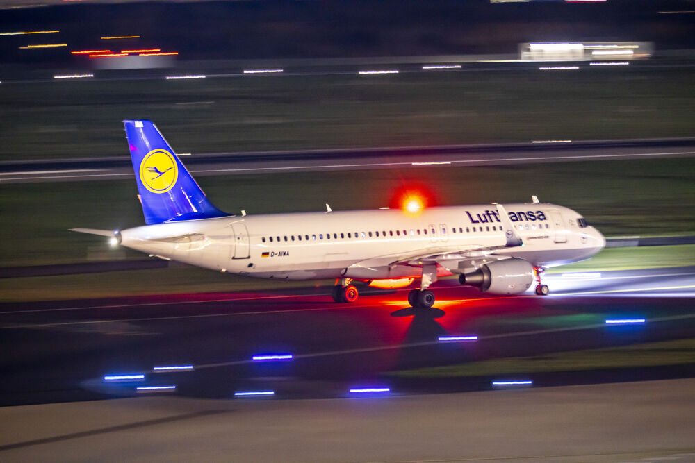 Bombendrohung gegen Passagier-Flugzeug über Deutschland! Airbus mit Notlandung in Paderborn!
