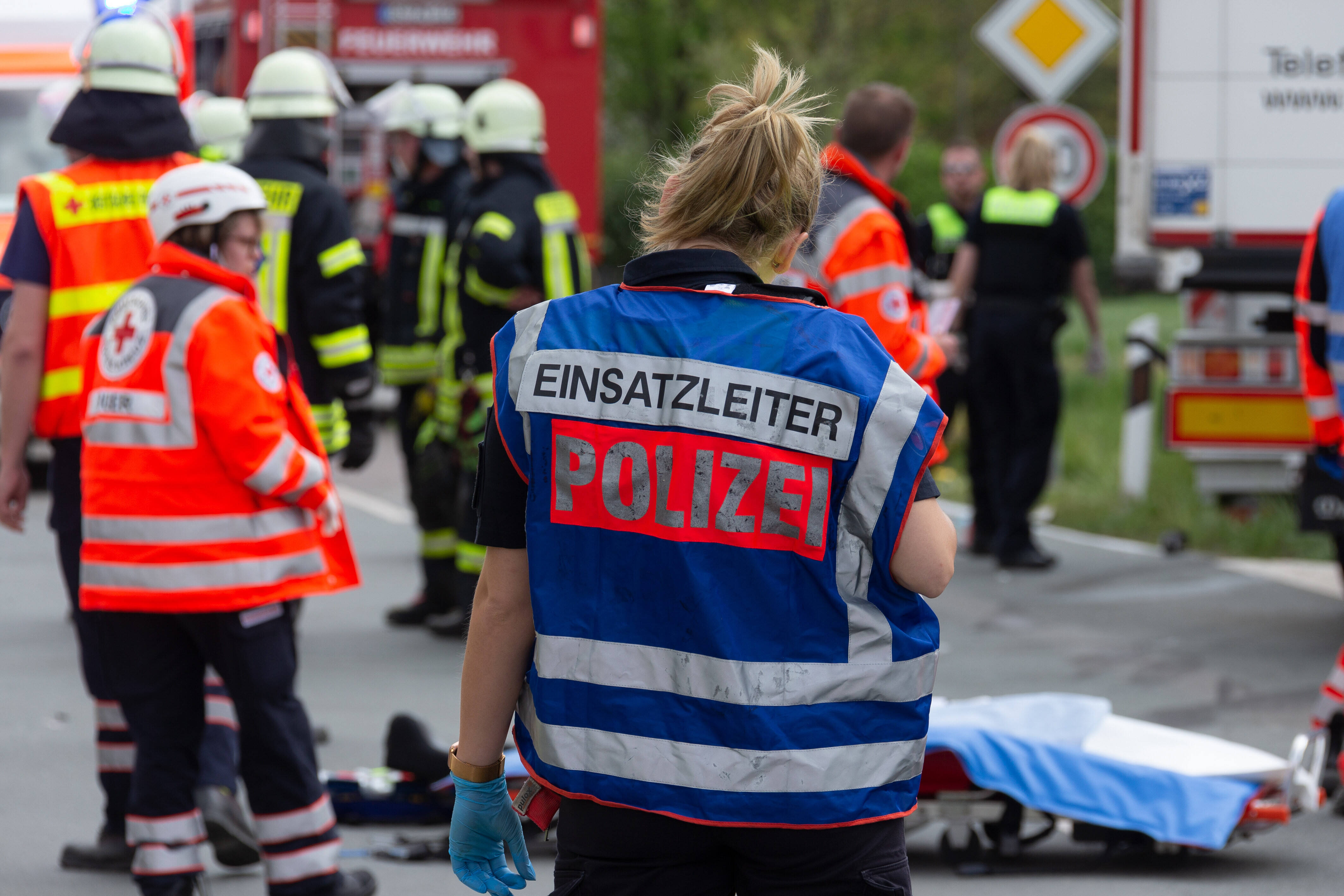 3 Lastwagen rasen ineinander! Autobahn voll gesperrt - Unfall mit 3 Lastwagen sorgt für schwere Verkehrsbedingungen