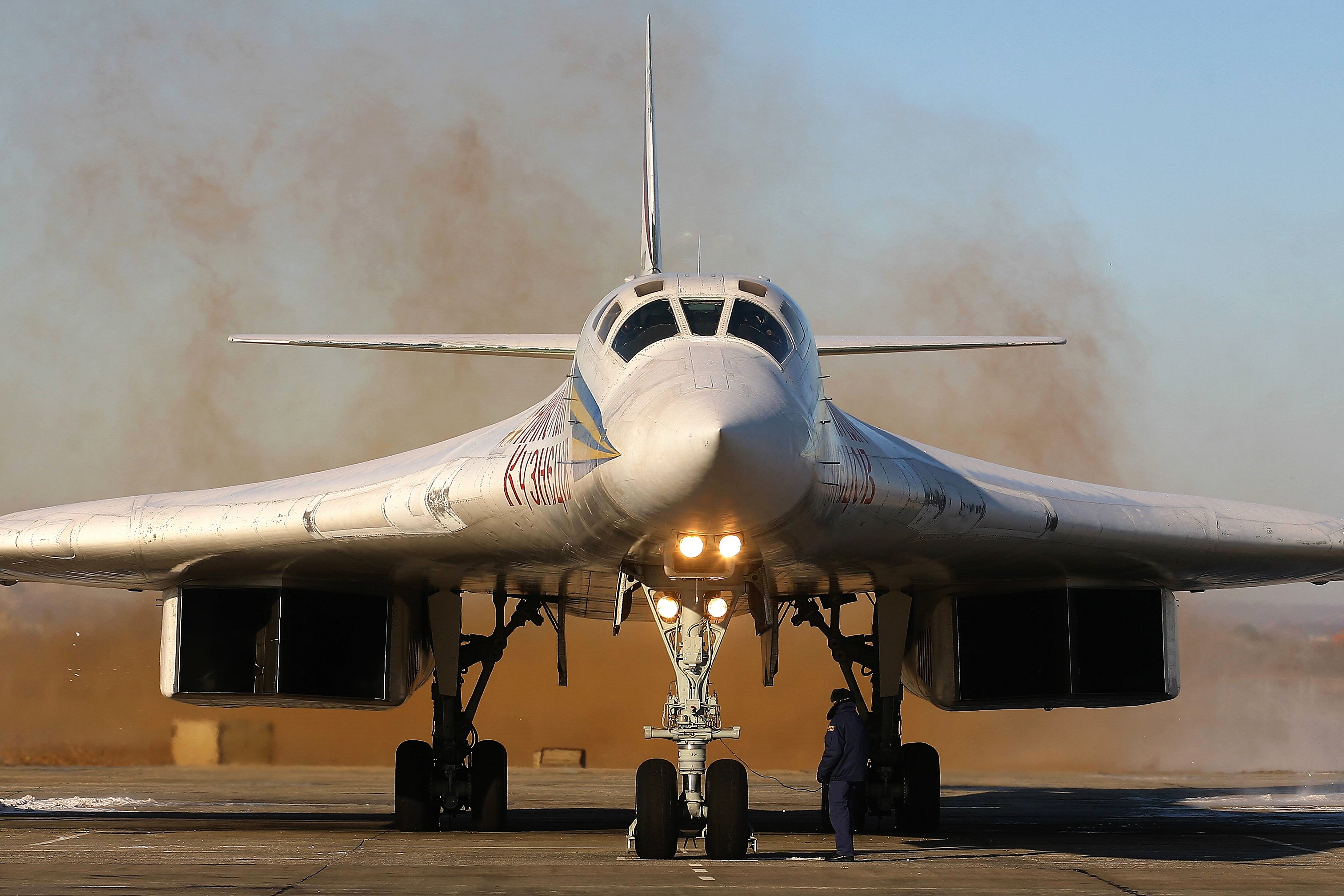 Putin bekommt neuen Mega-Atombomber! NATO besorgt über neue Langstreckenwaffe!