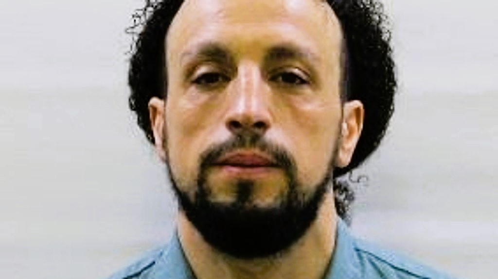 Ausbruch! Polizei fahndet nach skrupellosen Killer! Polizei warnt davor den Flüchtigen anzusprechen!