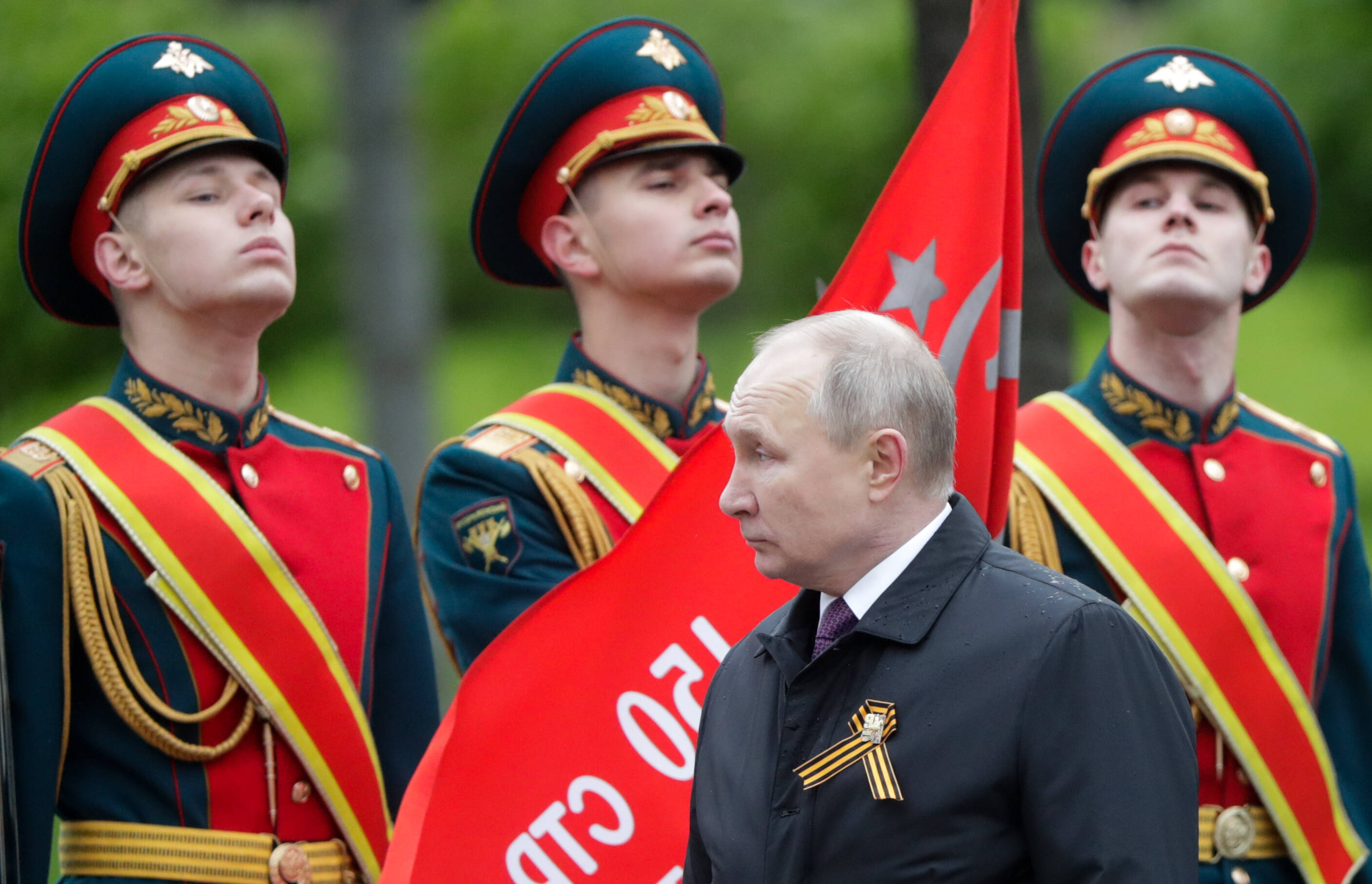 Putin begnadigt sogar Oma-Killer nach Kampfeinsatz in der Ukraine! Verlogenes Schmierentheater im Kreml!
