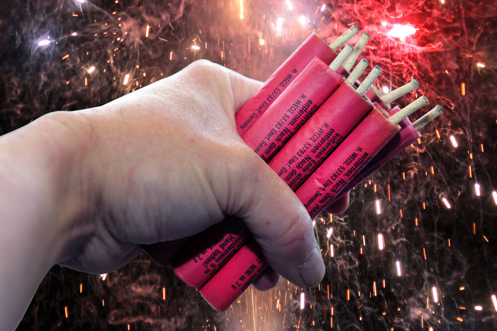 Böller reißt Jungem fast die Hand ab! 13-Jähriger bei Explosion von Feuerwerksresten schwer verletzt