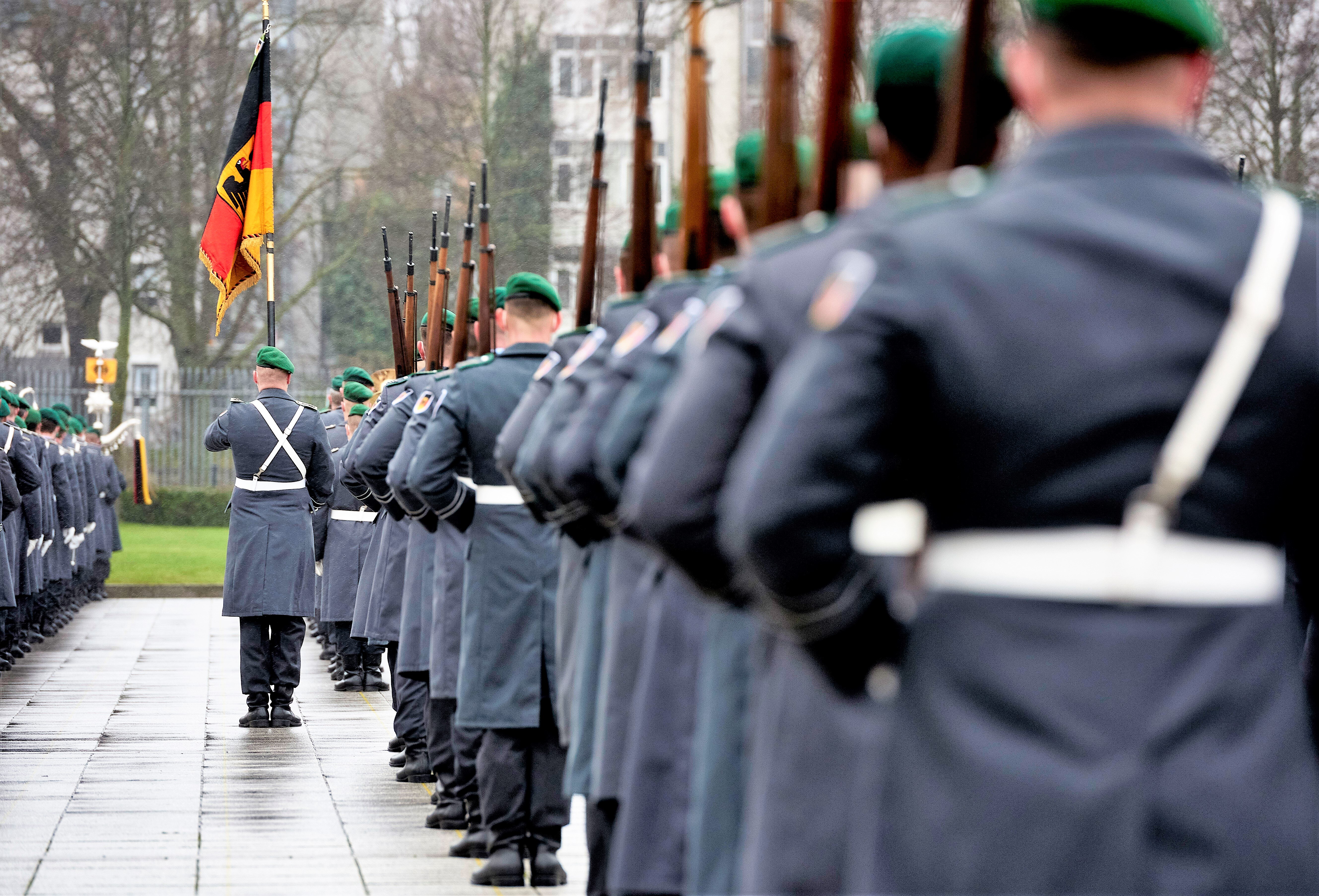 Angriff auf deutsche Soldaten! Mann stürmt in Kaserne und bedroht Soldaten vor Ort!