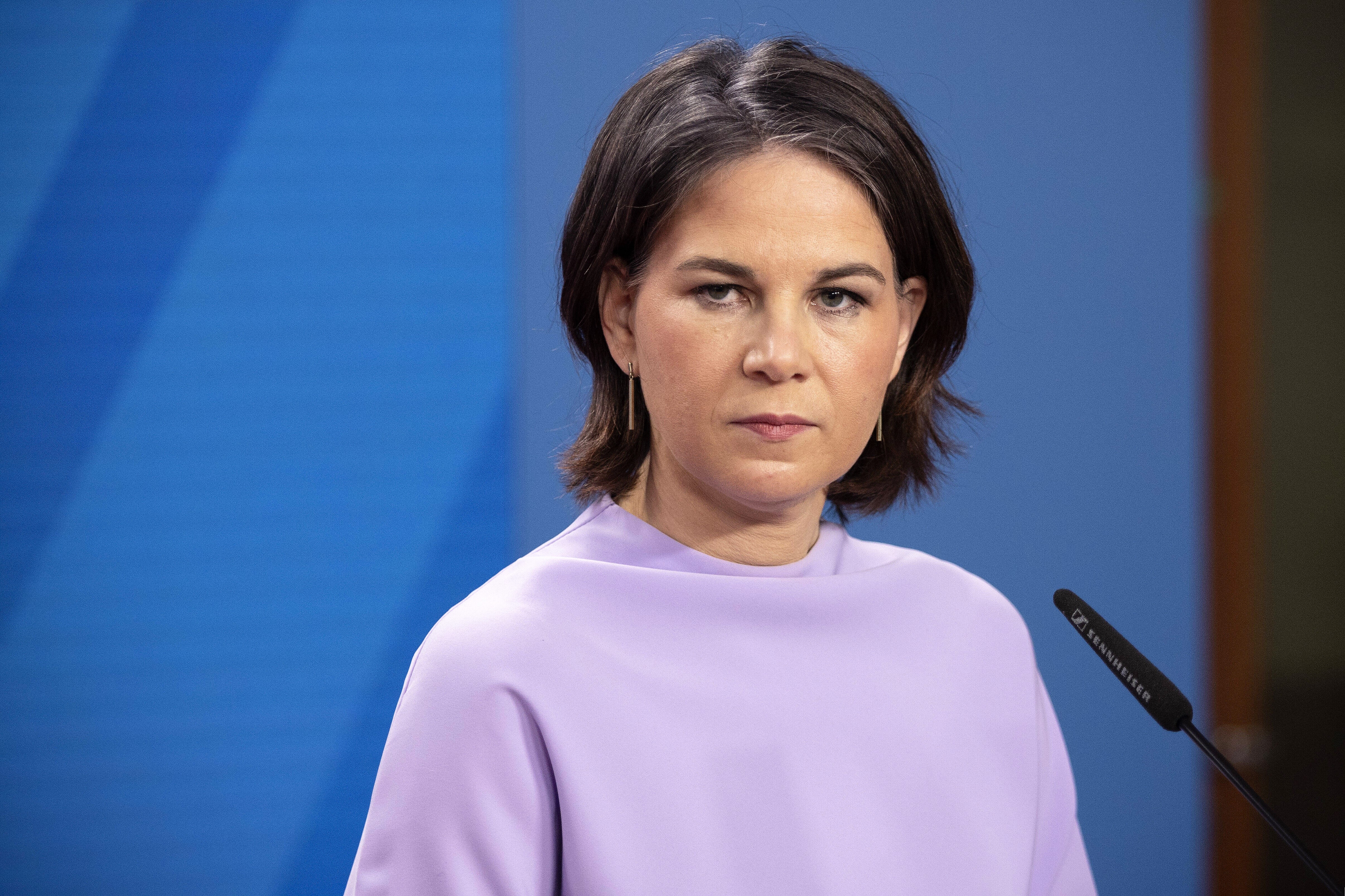 Baerbock knöpft sich Putin vor! Außenministerin stellt klare Forderungen an die Russen!