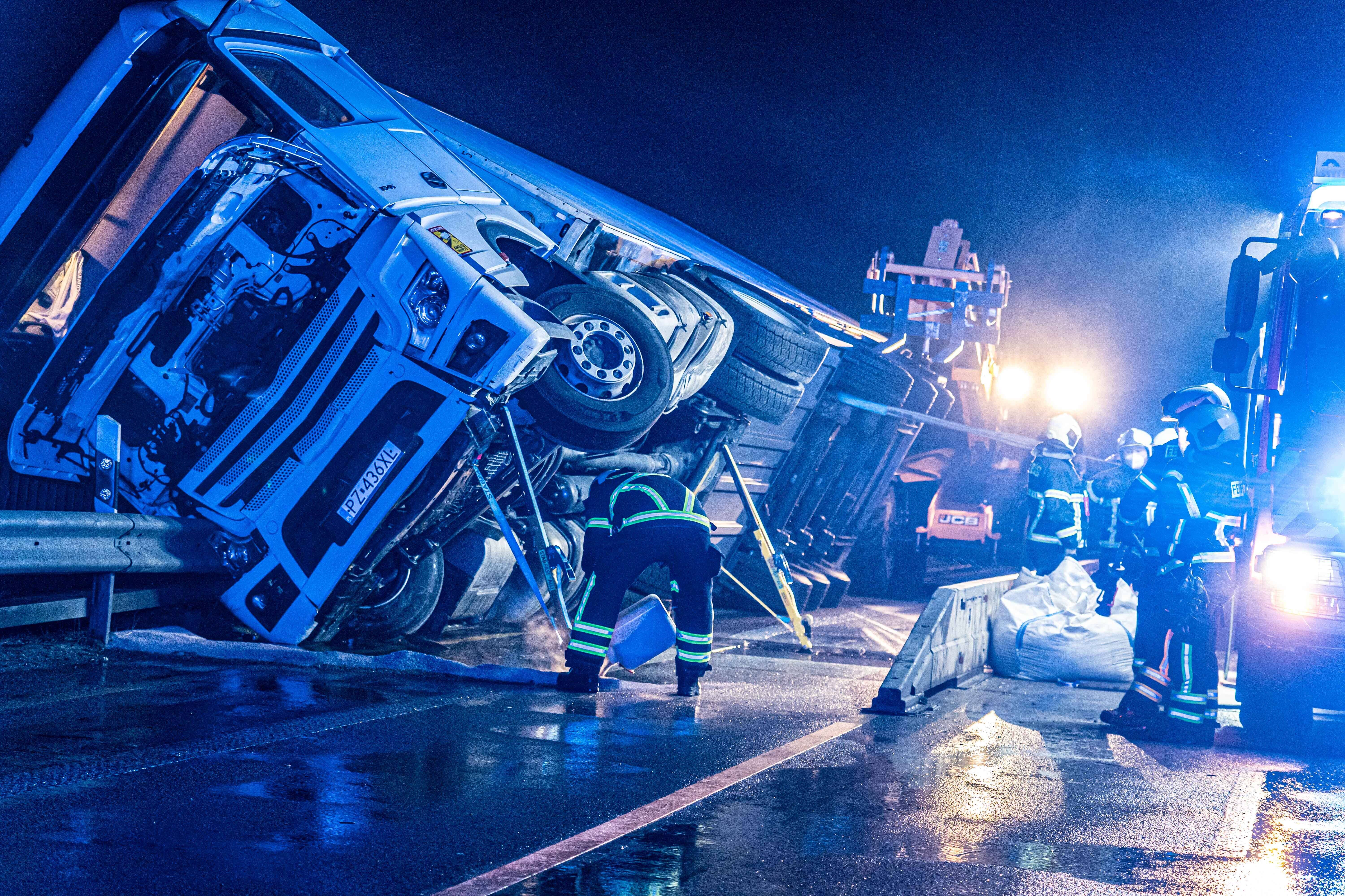 Schwerer Unfall auf der Autobahn! LKW rast in Gegenverkehr - Insgesamt 8 Personen schwer verletzt