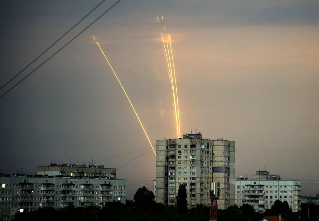 Ukrainische Sprengstoff-Drohnen greifen Russland an! Videos zeigen Explosionen - Russland in Angst!