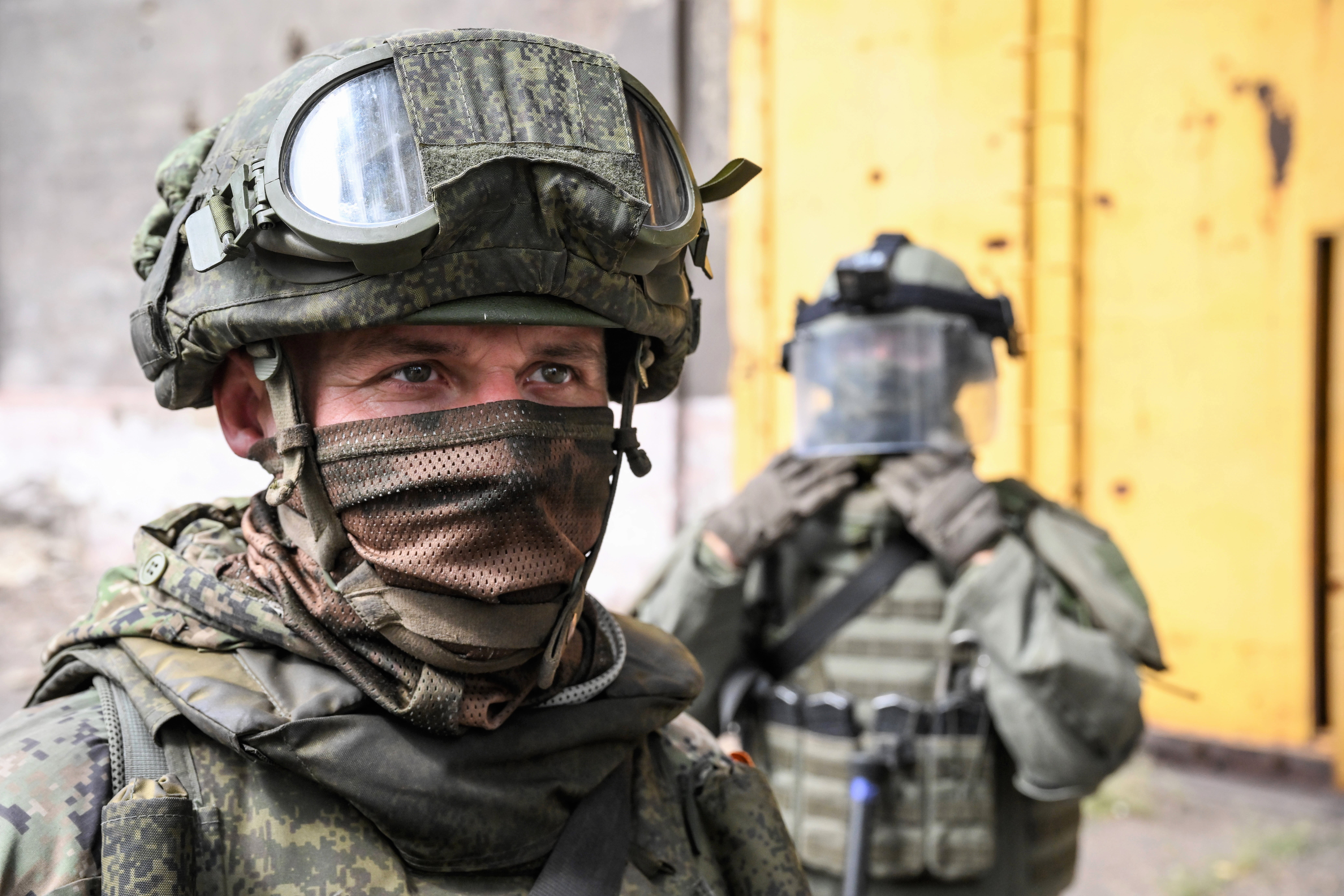 Bei den Russen liegen die Nerven blank! Russischer Soldat bedroht General mit Granate!