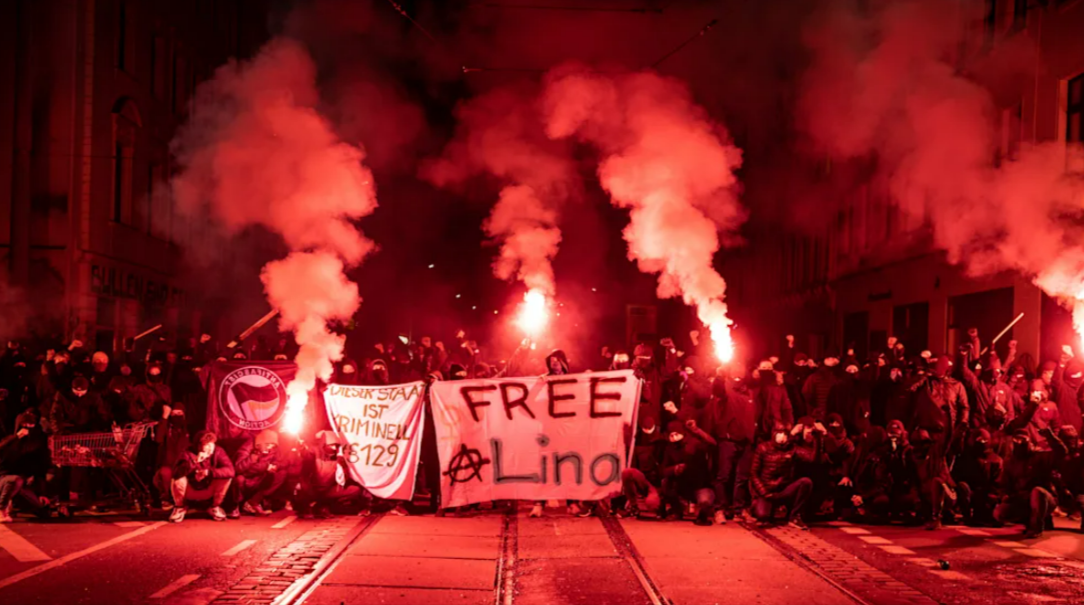 Leipzig brennt, Polizisten verletzt! Linksextreme Krawalle erschüttern die Stadt nach Urteil gegen Lina E.!