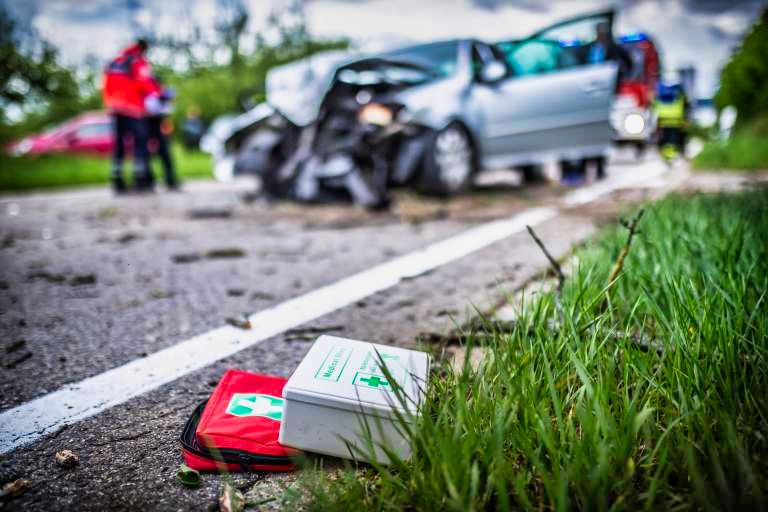 Schwerer Unfall! Mercedes-Fahrer erfasst Senioren-Paar - 84-jähriger Mann tot!