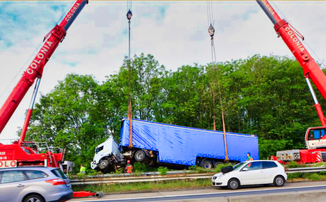 Vollsperrung! Schwerer Unfall - LKW rast in Wohnmobil und dieses kippt auf weitere Fahrzeuge