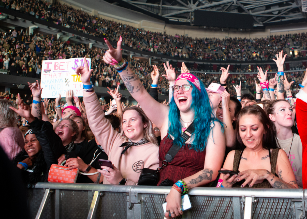 Star-Rocker schlägt Fan auf Konzert ins Gesicht! Konzert in Europa eskaliert