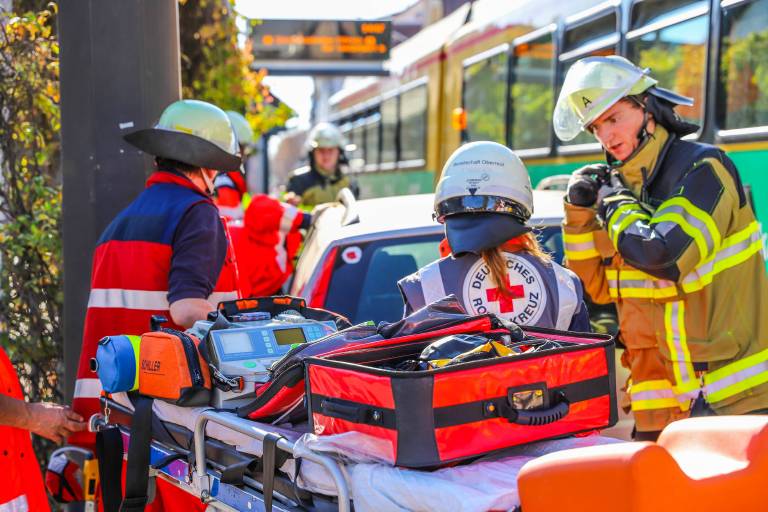 Schock in Karlsruhe - Kleiner Junge (8) bei Unfall zwischen 2 Fahrzeugen eingeklemmt, er hatte keine Chance!