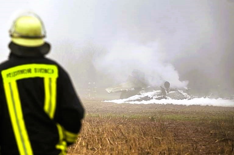 Flugzeug stürzt in Hangar! Flugzeug-Absturz - Fünf Personen getötet, 8 Verletzt - was ist geschehen?