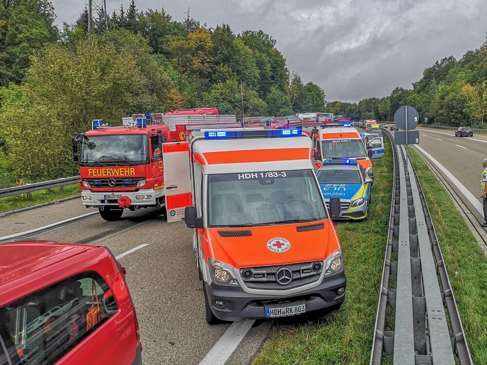 Tödlicher Unfall auf Bundesstraße  - 75-jähriger Rentner tot, 4 Personen verletzt