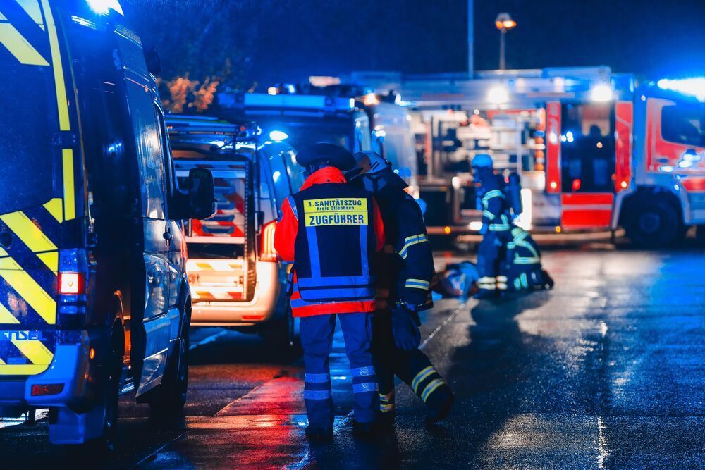 Linienbus verunglückt! Junge Autofahrerin kollidiert frontal mit einem Bus