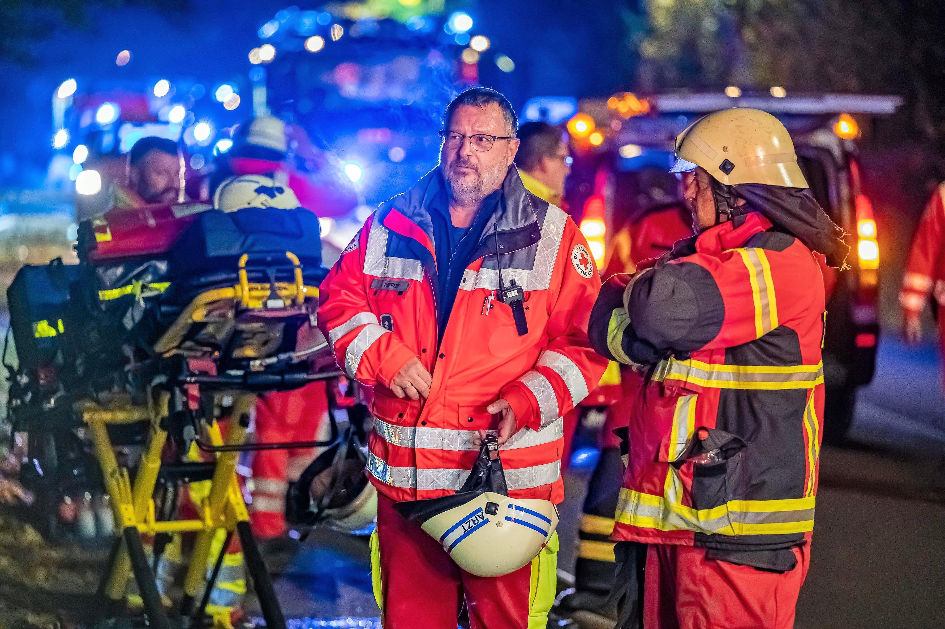 Unfall-Drama! Feuerwehr erfasst Fußgänger - 21-Jähriger schwer verletzt
