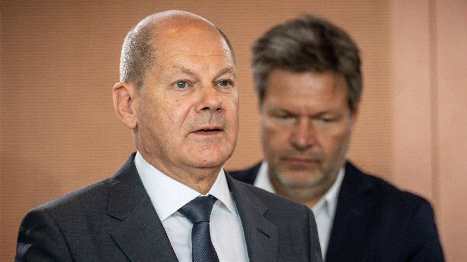 Cum-Ex Skandal! Banker vor Gericht -  Kanzler Scholz zittert vor den Enthüllungen!