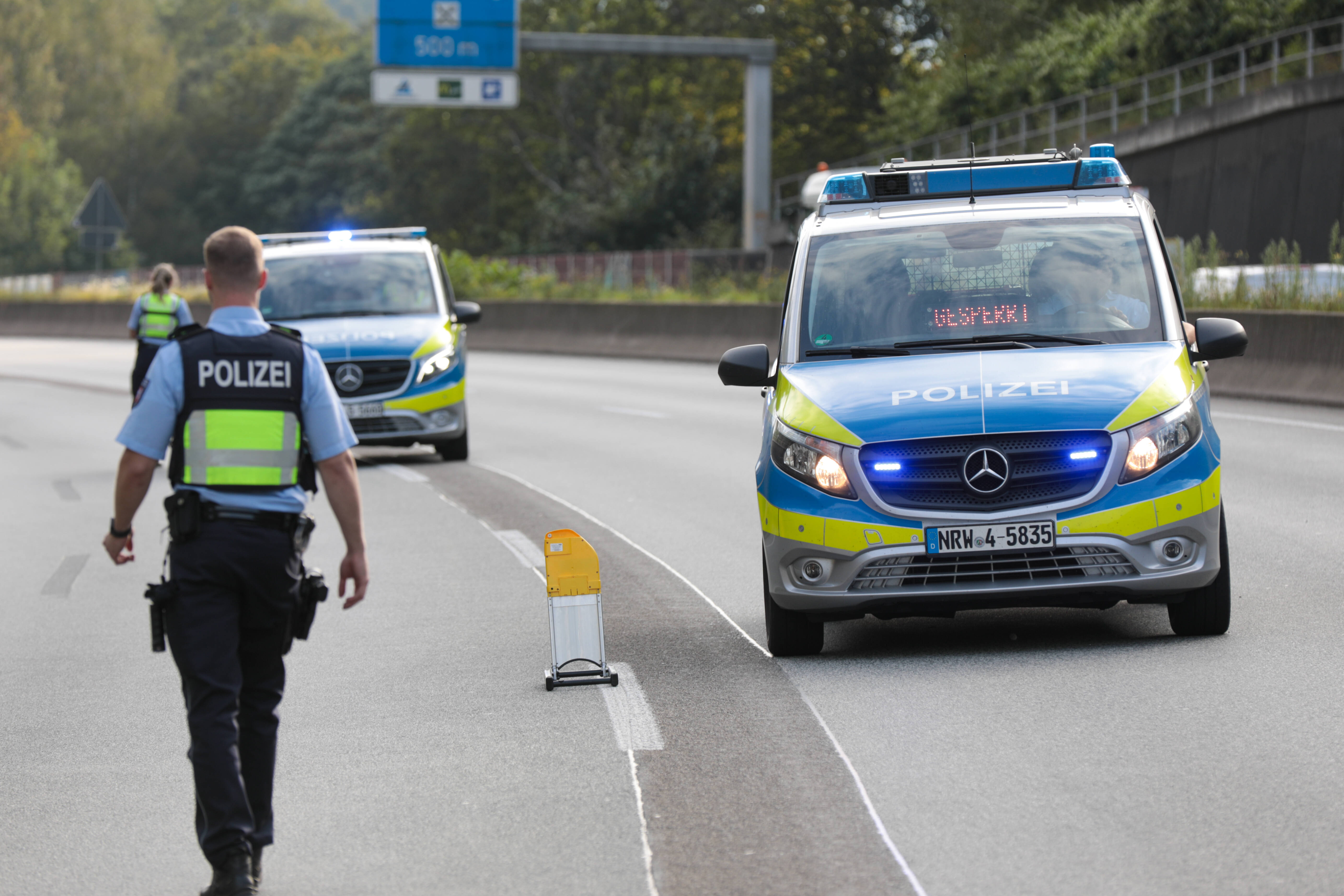 Alarm auf der Autobahn! Wilde Verfolgungsjagd mit der Polizei - Fahrer flüchtet im Porsche und verunglückt