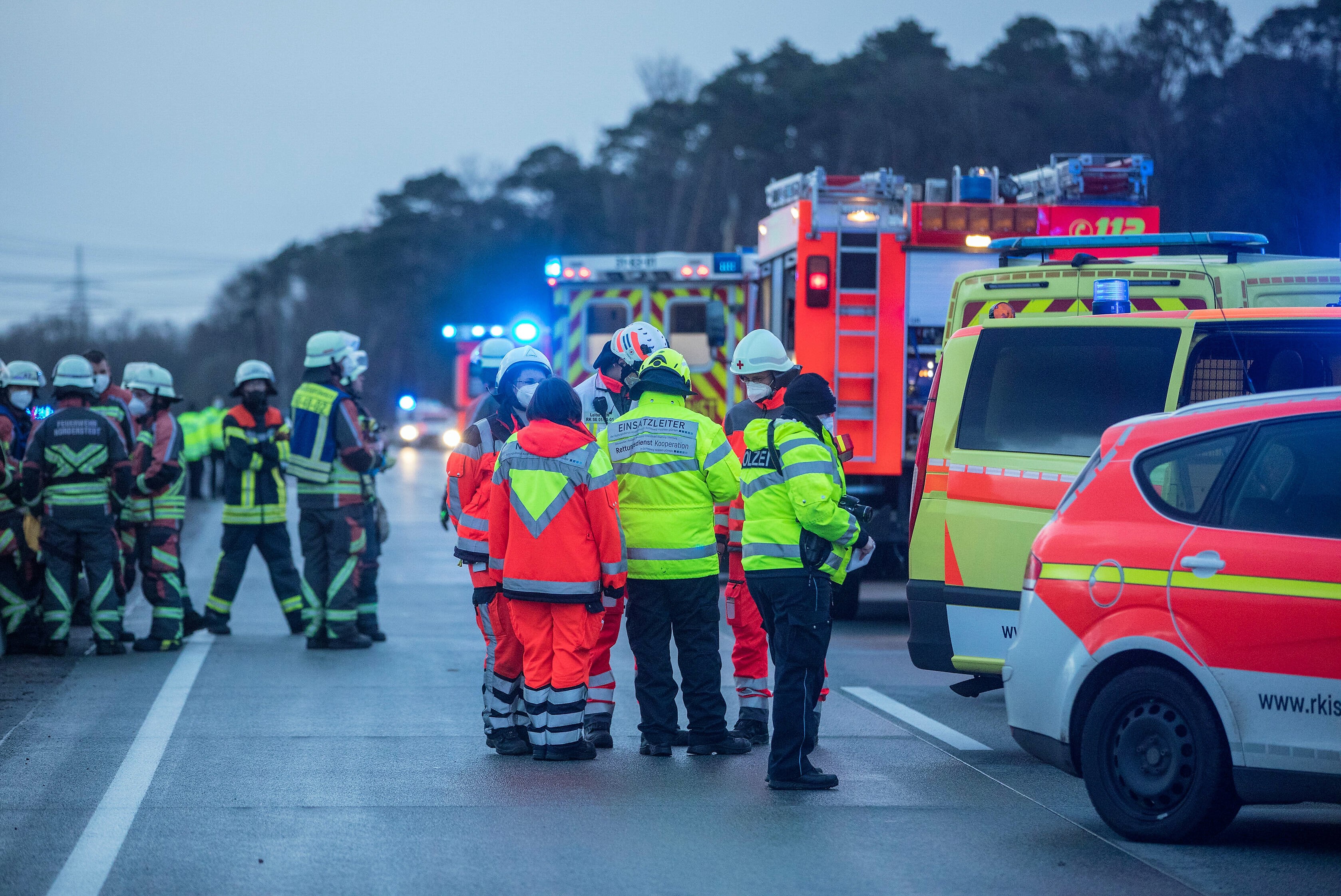 Unfallchaos auf der Autobahn - Betrunkener Autofahrer verursacht Schneise der Verwüstung