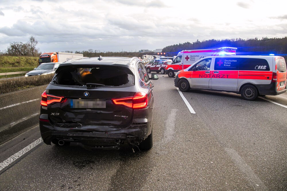 Schwerer Unfall auf der Autobahn - Vollsperrung! Wagen zerreißt in mehrere Teile - Retter können nichts mehr tun