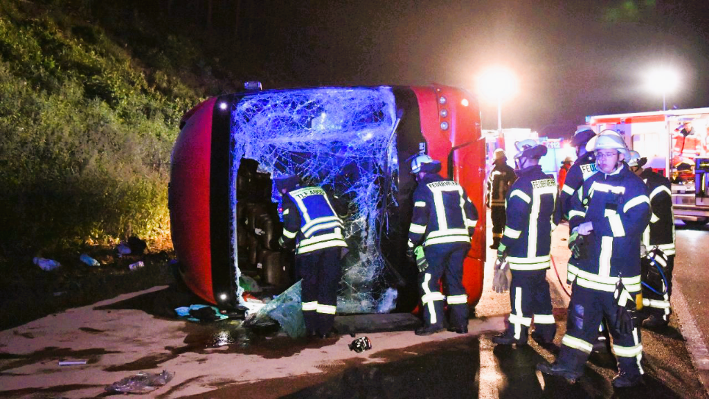 Schulbus rast gegen Baum! Kinder schwer Verletzt, Fahrerin in Lebensgefahr!