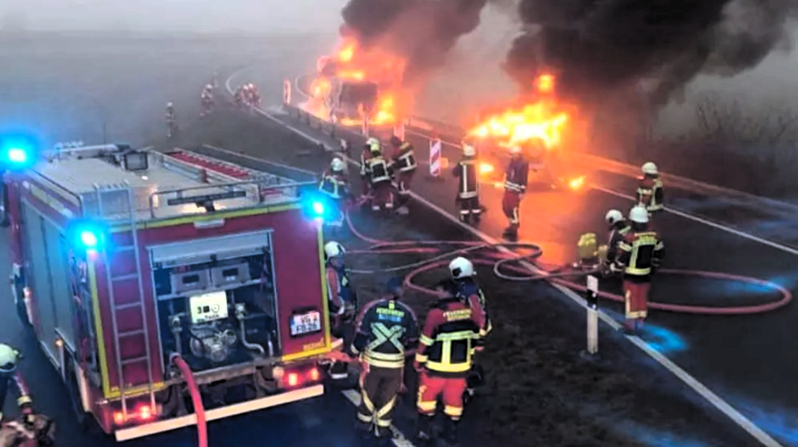 Massenkarambolage auf der Autobahn! Fahrbahn verwandelt sich in Trümmerfeld, es gibt schwer Verletzte!