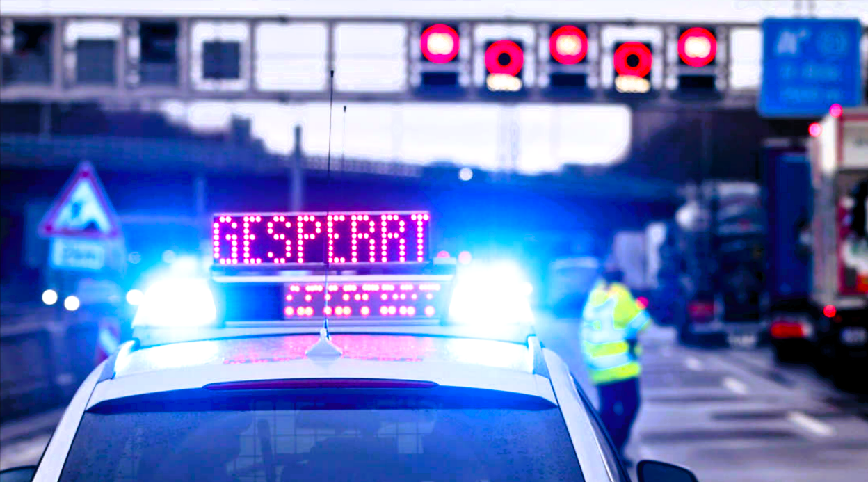 Vollsperrung nach Horrorunfall! Heftiger Frontalcrash mit mehreren Verletzten - Fahrer weicht Tier aus und rast in Gegenverkehr
