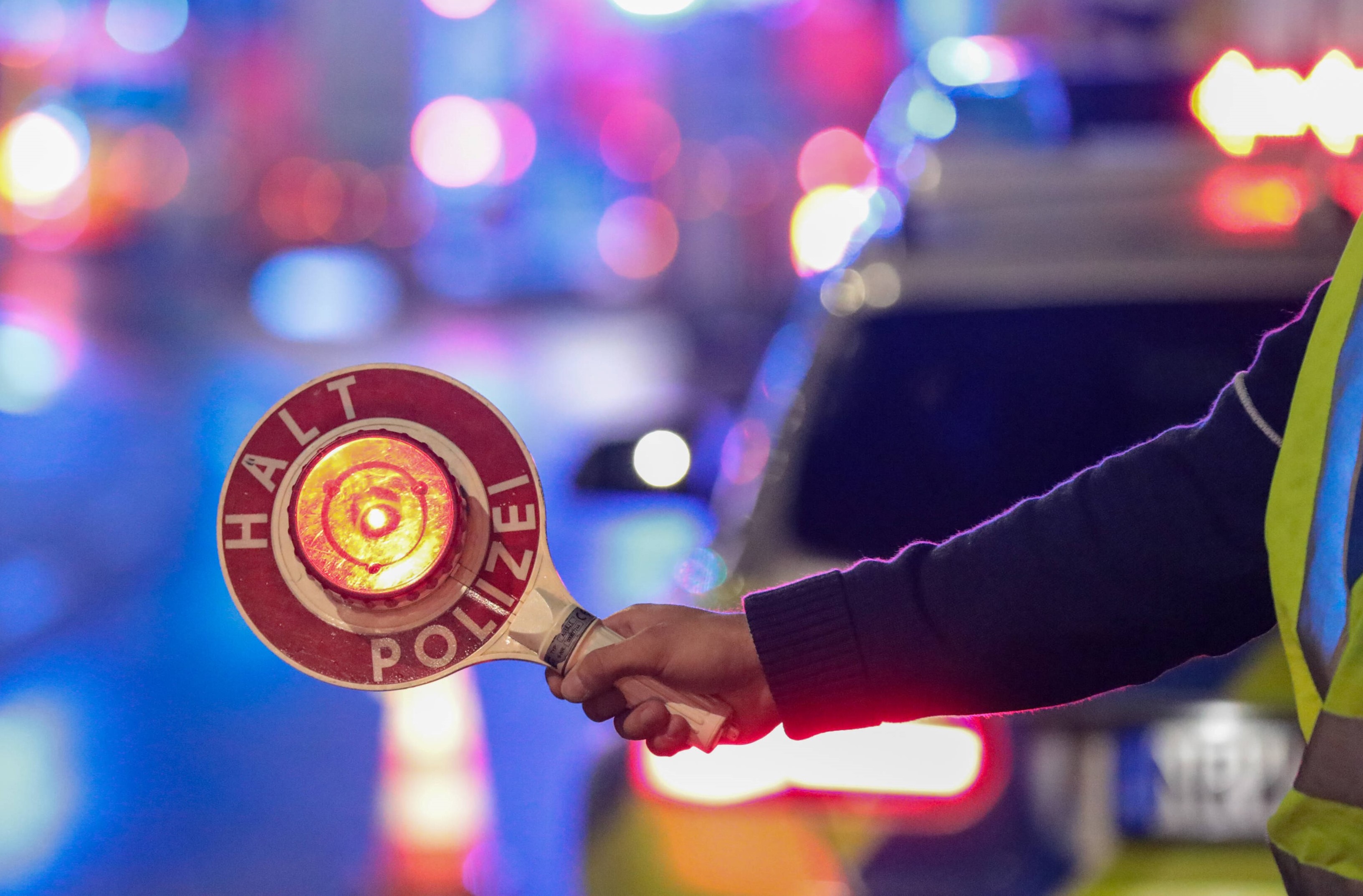 Vollsperrung auf der Autobahn - Ältere Falschfahrerin als Geisterfahrerin unterwegs - Autobahn wurde sofort gesperrt