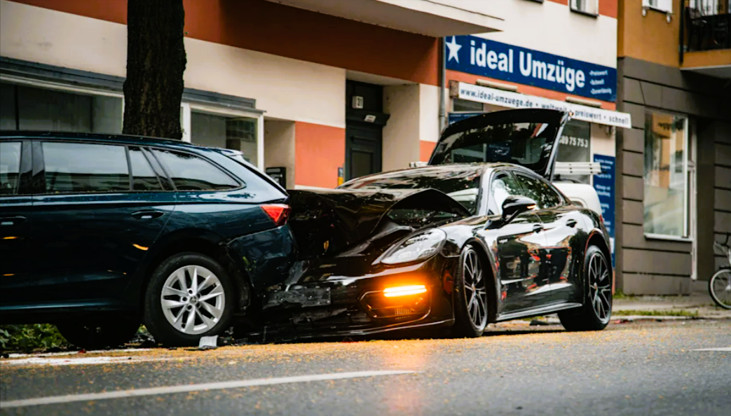 Porsche-Fahrer rast in 9 Autos und sorgt für Bild der Verwüstung - 9 PKWs bei Unfall beschädigt