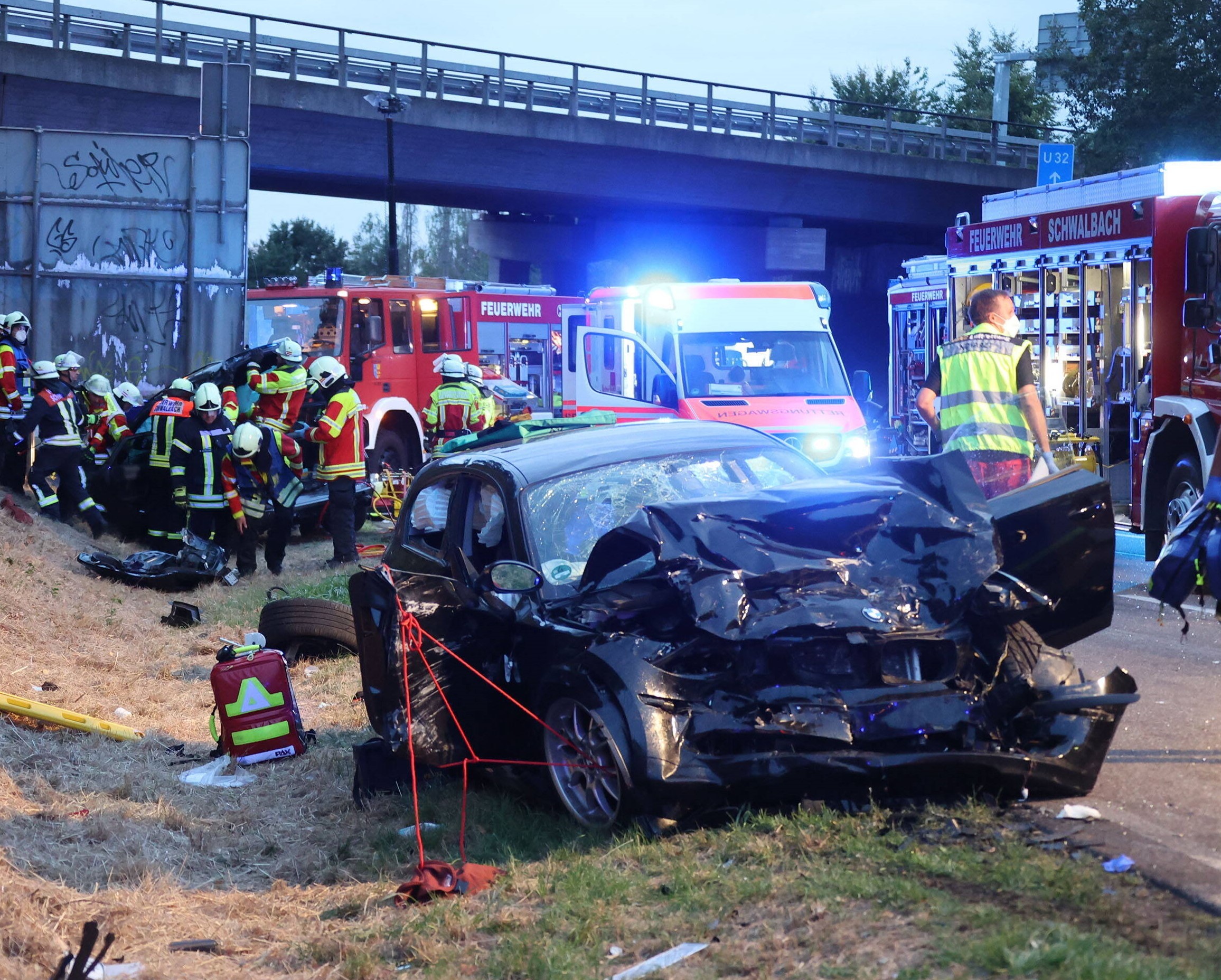 Tödlicher Unfall auf der Autobahn - Fahrer eines Lkws knallt gegen Brückenpfeile und stirbt