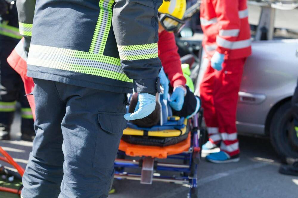Kleiner Junge stirbt! Straßenbahn erfasst 13-jährigen an Haltestelle!
