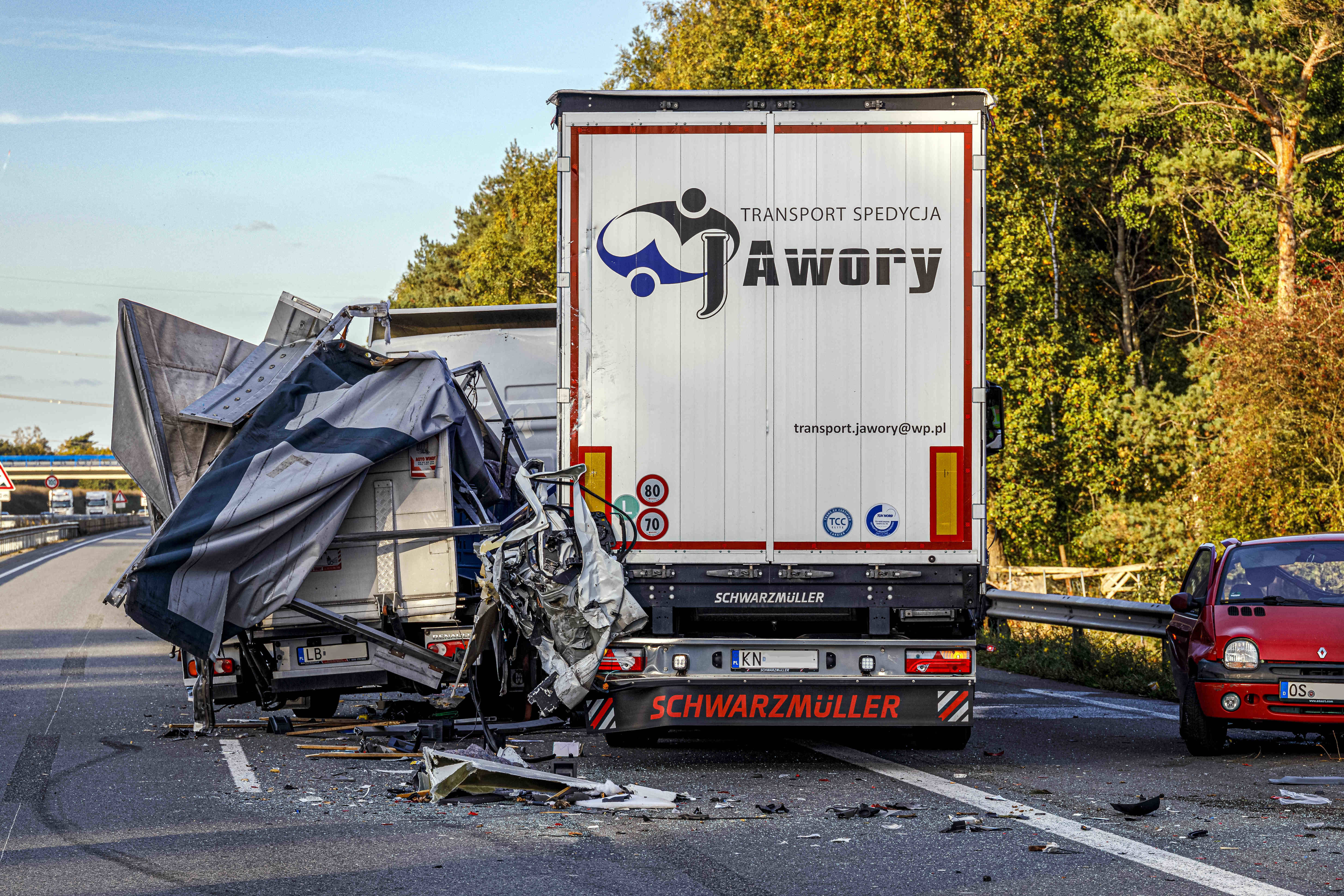 Vollsperrung auf der Autobahn! Nach Kollision mehrerer Lastwagen stundenlang Sperrung nötig