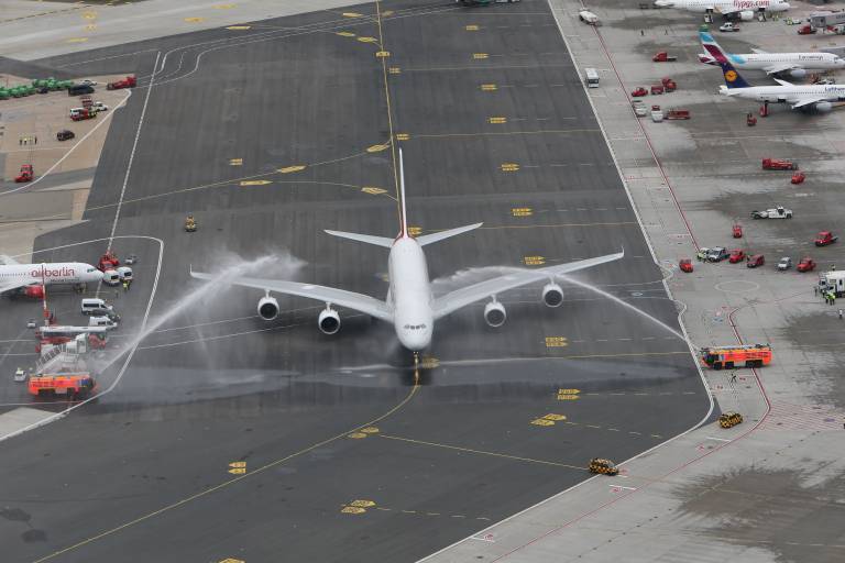 Tragödie auf dem Rollfeld - Flugzeugturbine saugt Mitarbeiter am Flughafen ein!