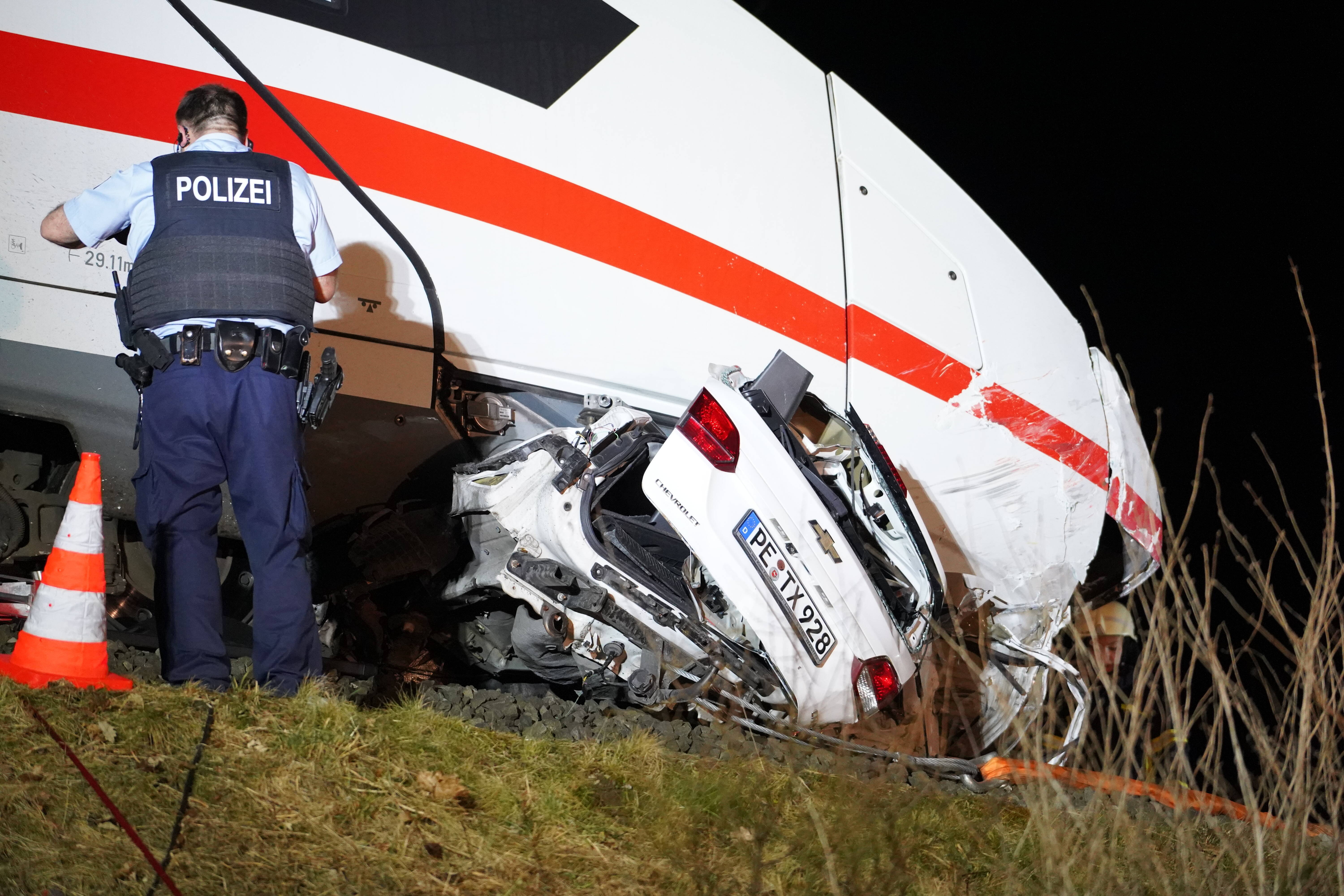 Bahnunglück! Frau im Jeep von Zug erfasst - Wagen mehrere Meter mitgeschleift!