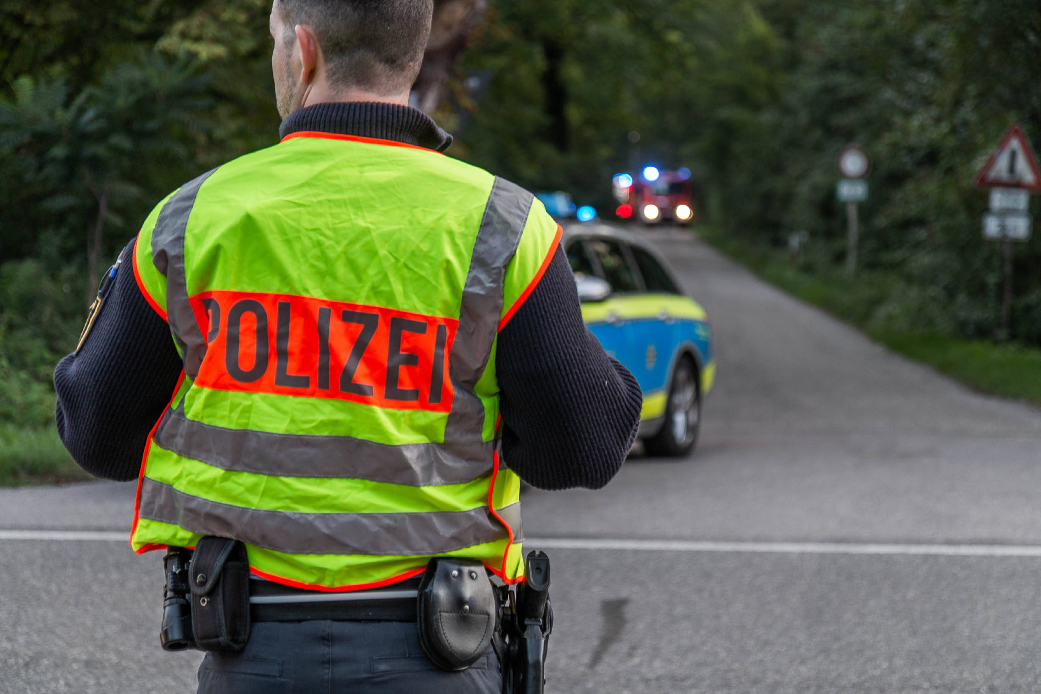 Messer-Angriff im Bus! Eine Person lebensgefährlich Verletzt - Täter auf der Flucht!