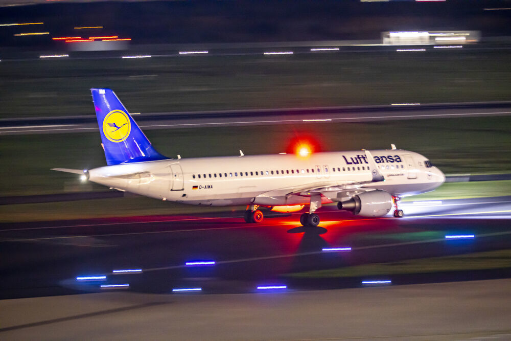 Lufthansa-Maschine rammt Transportfahrzeug nach Landung! Schwerer Unfall am Flughafen Frankfurt