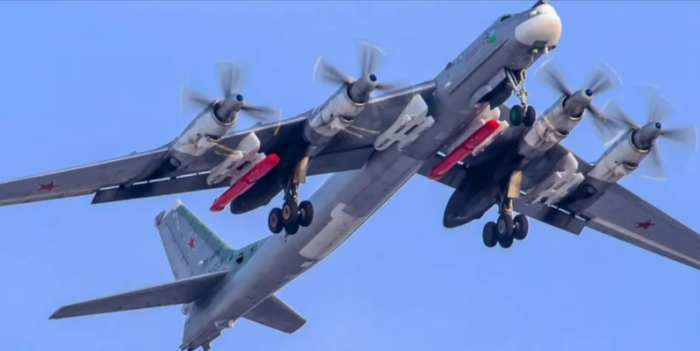 Russische Luftwaffe verlegt 11 Atombomber an NATO-Außengrenze - U-Boote verändern Kurs, was ist da los?