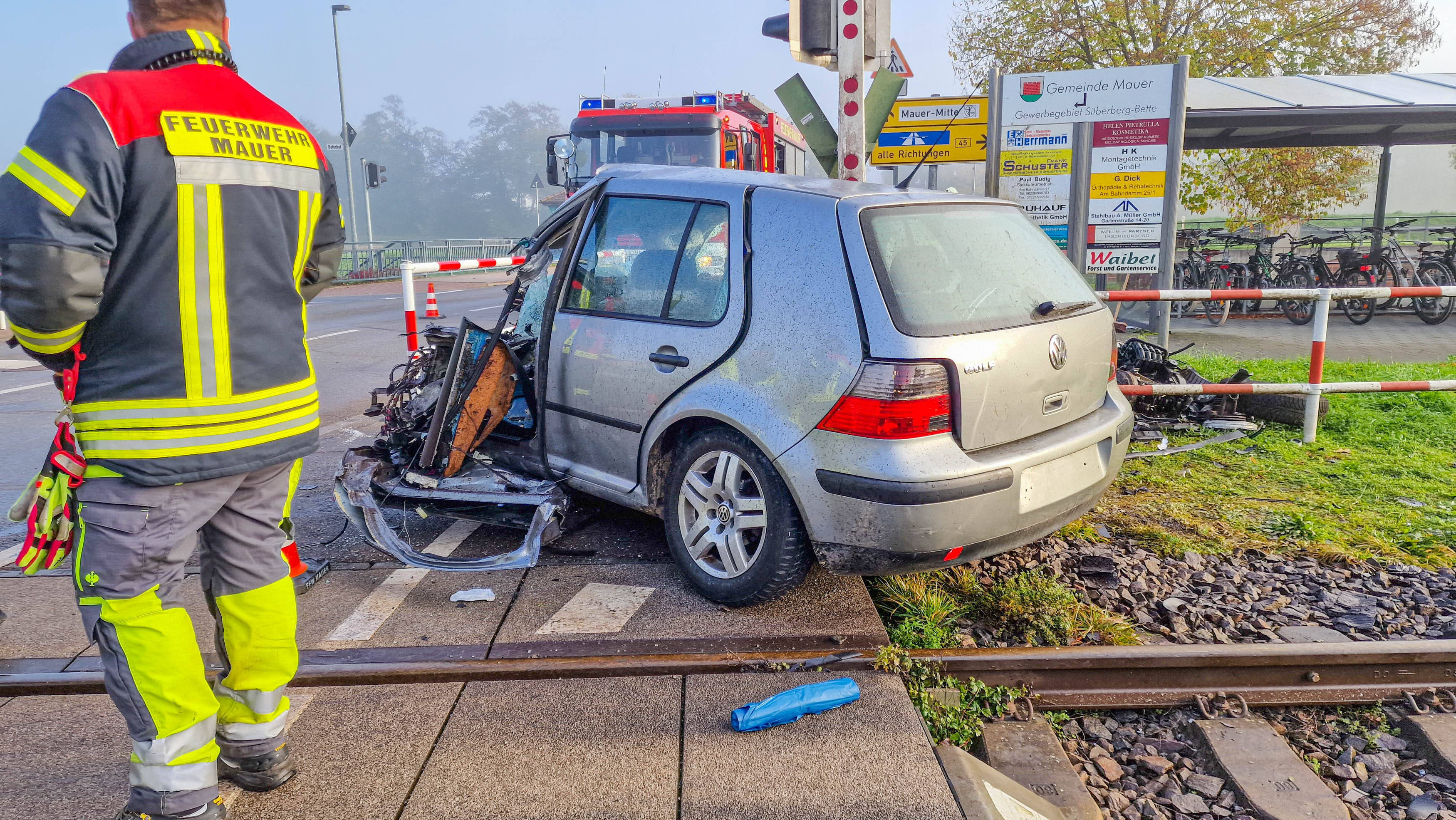 Schweres Bahnunglück! Zug rammt Audi und schleudert Trümmerteile auf umliegende Dächer!