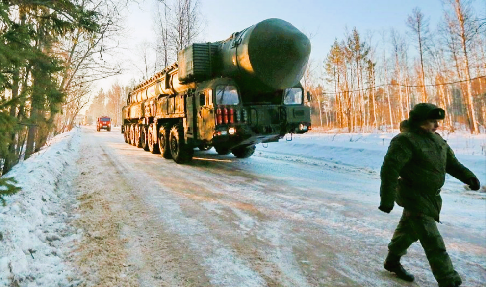 NATO löst Alarm aus! Russland bringt stärkste Atombombe in Stellung - Video zeigt Vorbereitung!