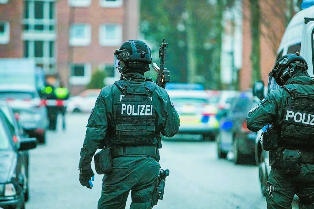 Hochhaus-Explosion in NRW! Scharfschützen in Position, Feuerwehrleute und Polizisten lebensgefährlich verletzt!
