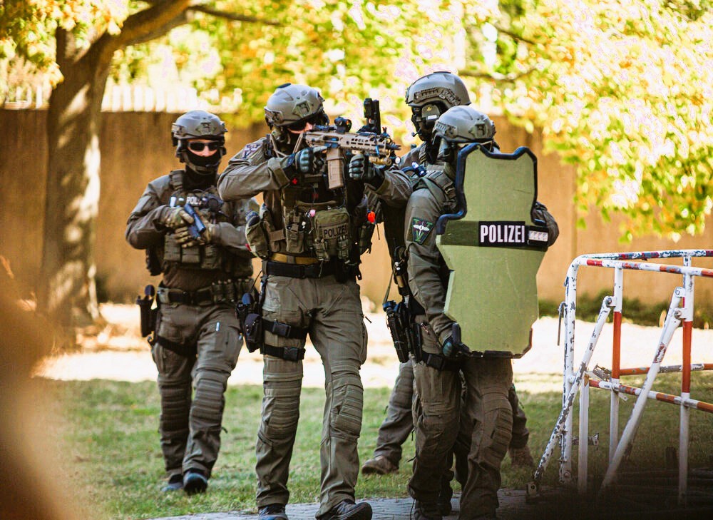 Mann schießt mit Armbrust auf Polizisten - Beamte eröffnen das Feuer, Täter getroffen!