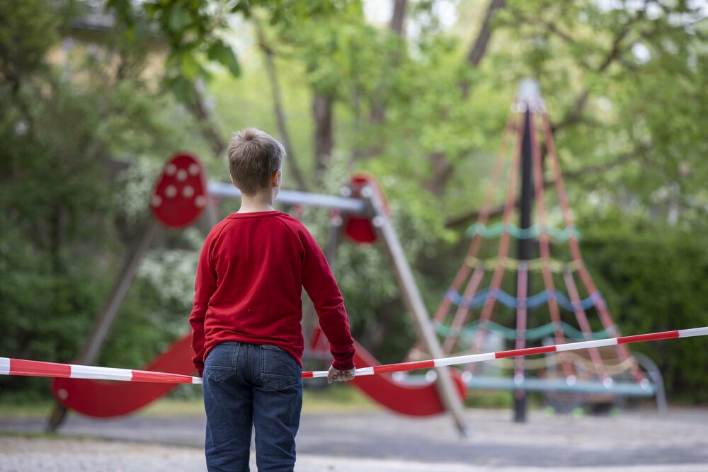 Rentner rast in Kindergruppe vor Kita! 7 Kinder verletzt nach schlimmen Unfall!