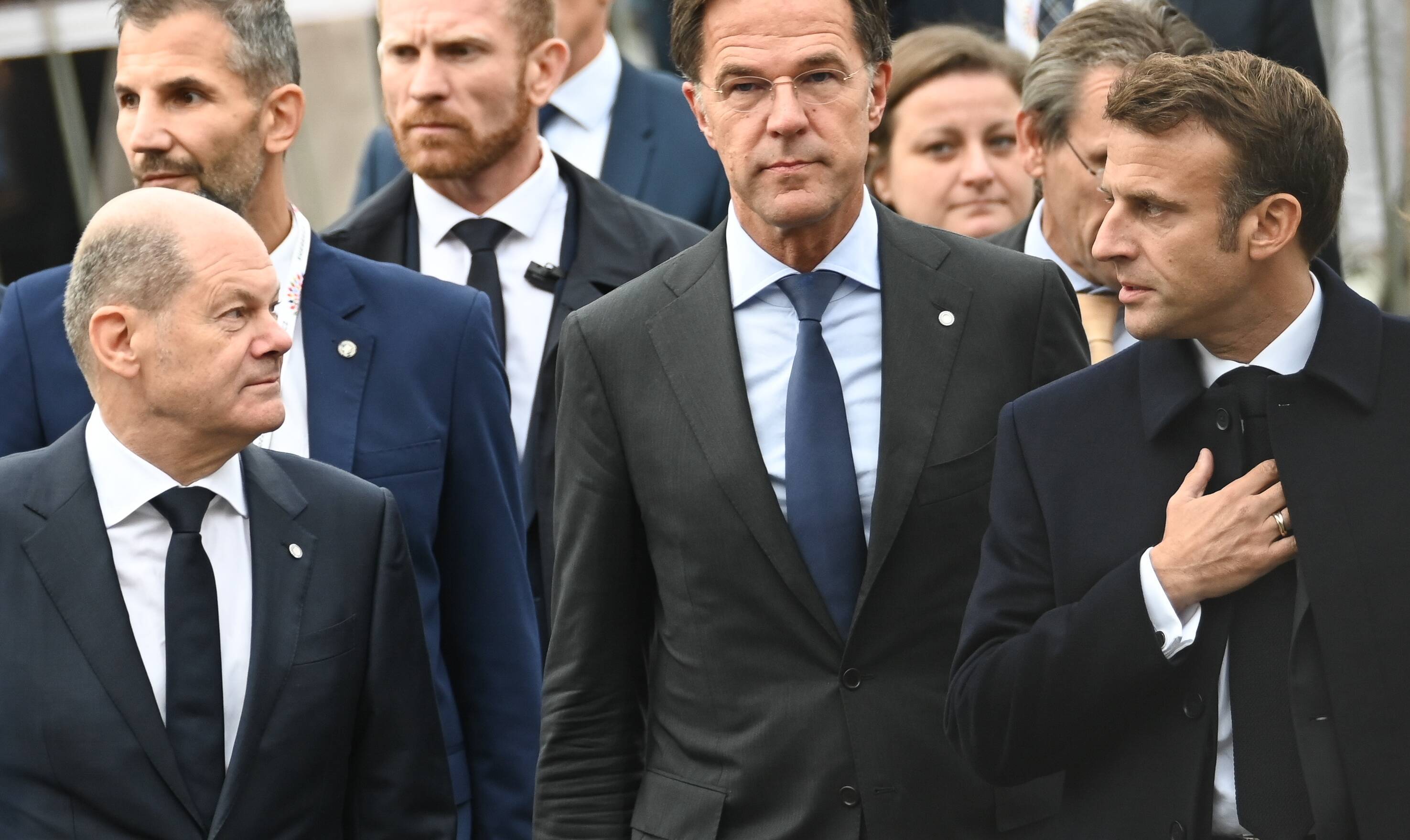 EILMELDUNG - Macron sagt Deutschland-Besuch ab! Frankreich brennt - Staatspräsident bleibt im Land!