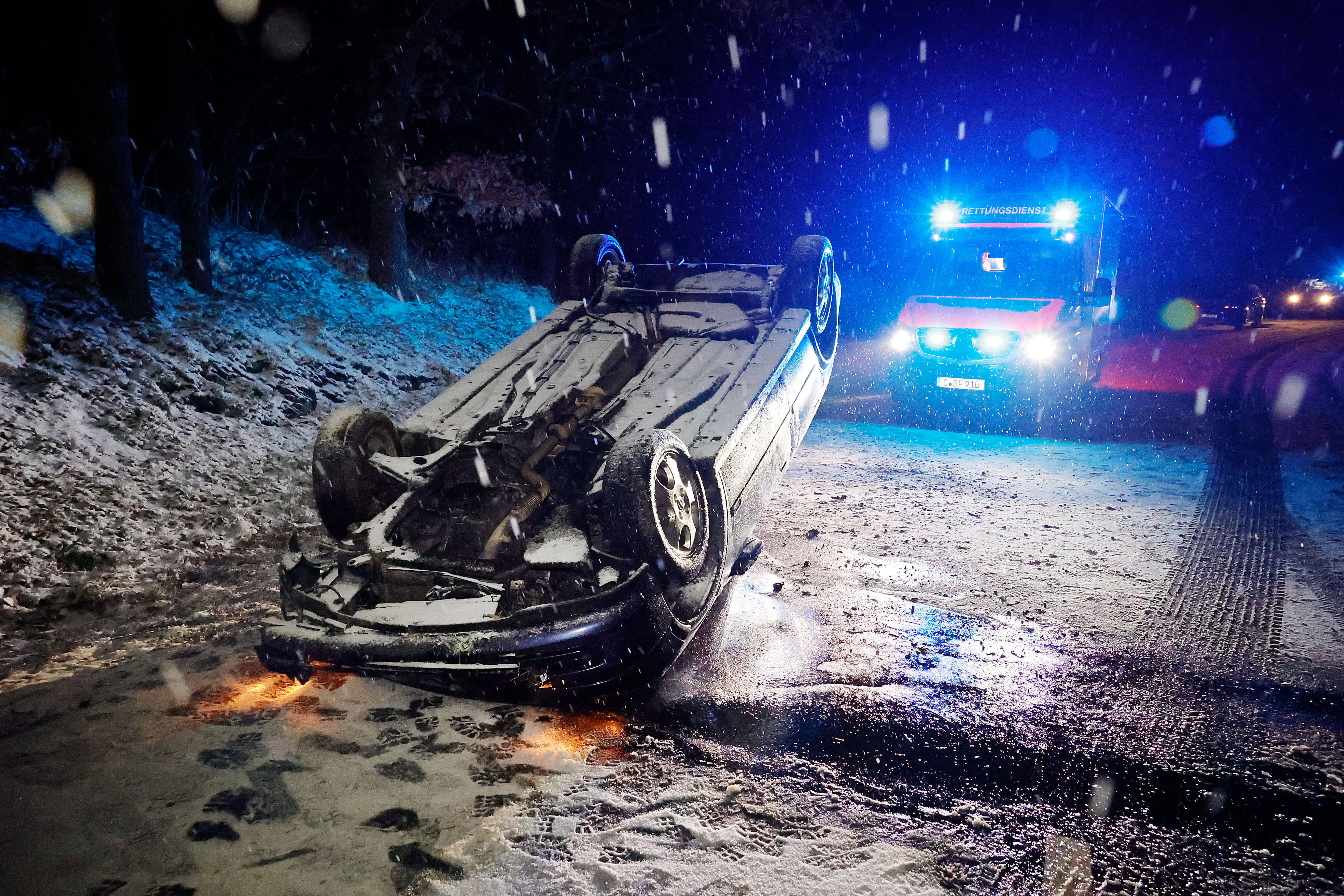 Schwerer Unfall auf der Autobahn  - Pferd muss an Unfallstelle eingeschläfert werden!