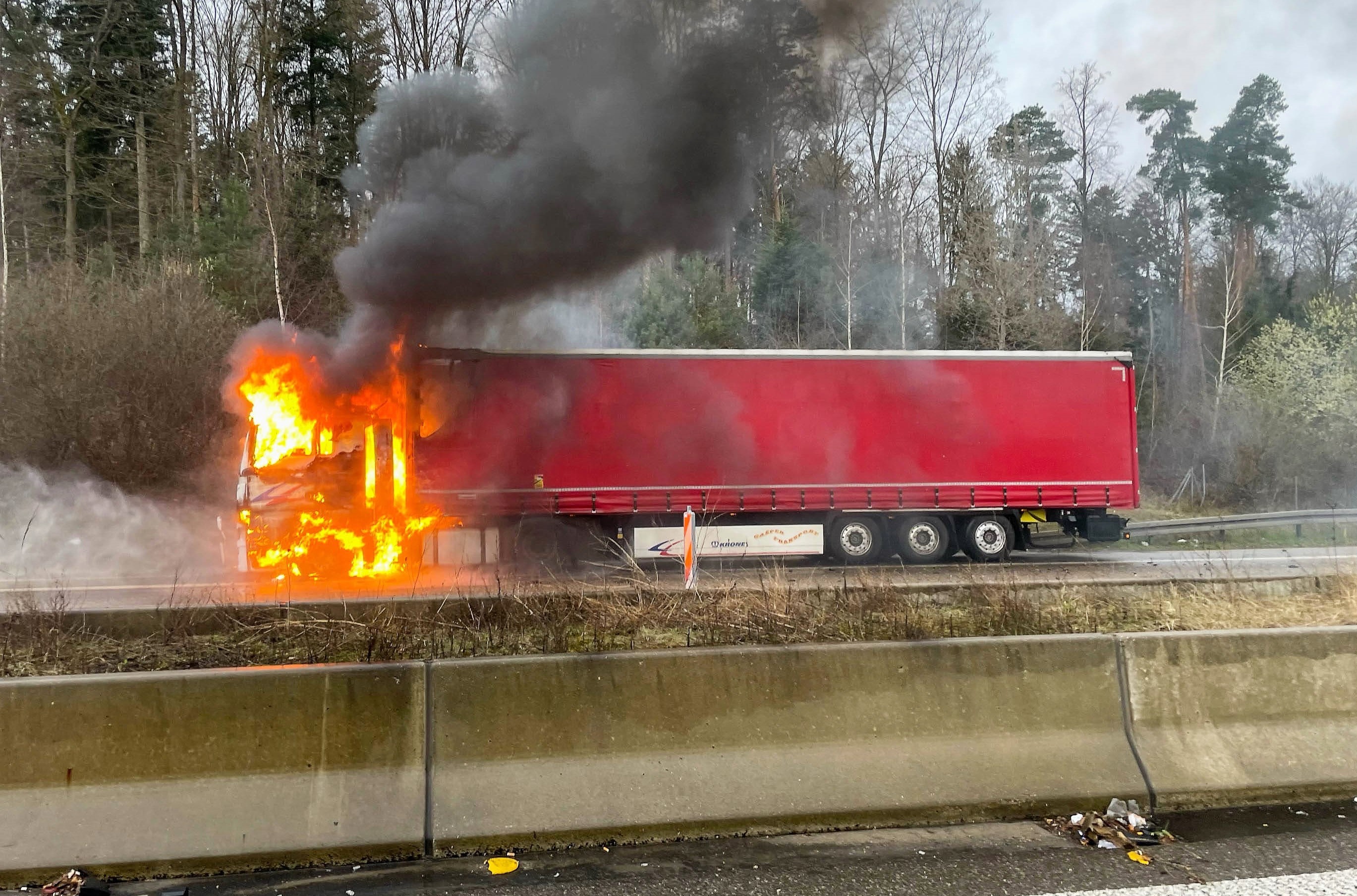 Feuer auf der Autobahn! Vollsperrung - Mit Tesla-Akkus beladener Lastwagen fängt Feuer