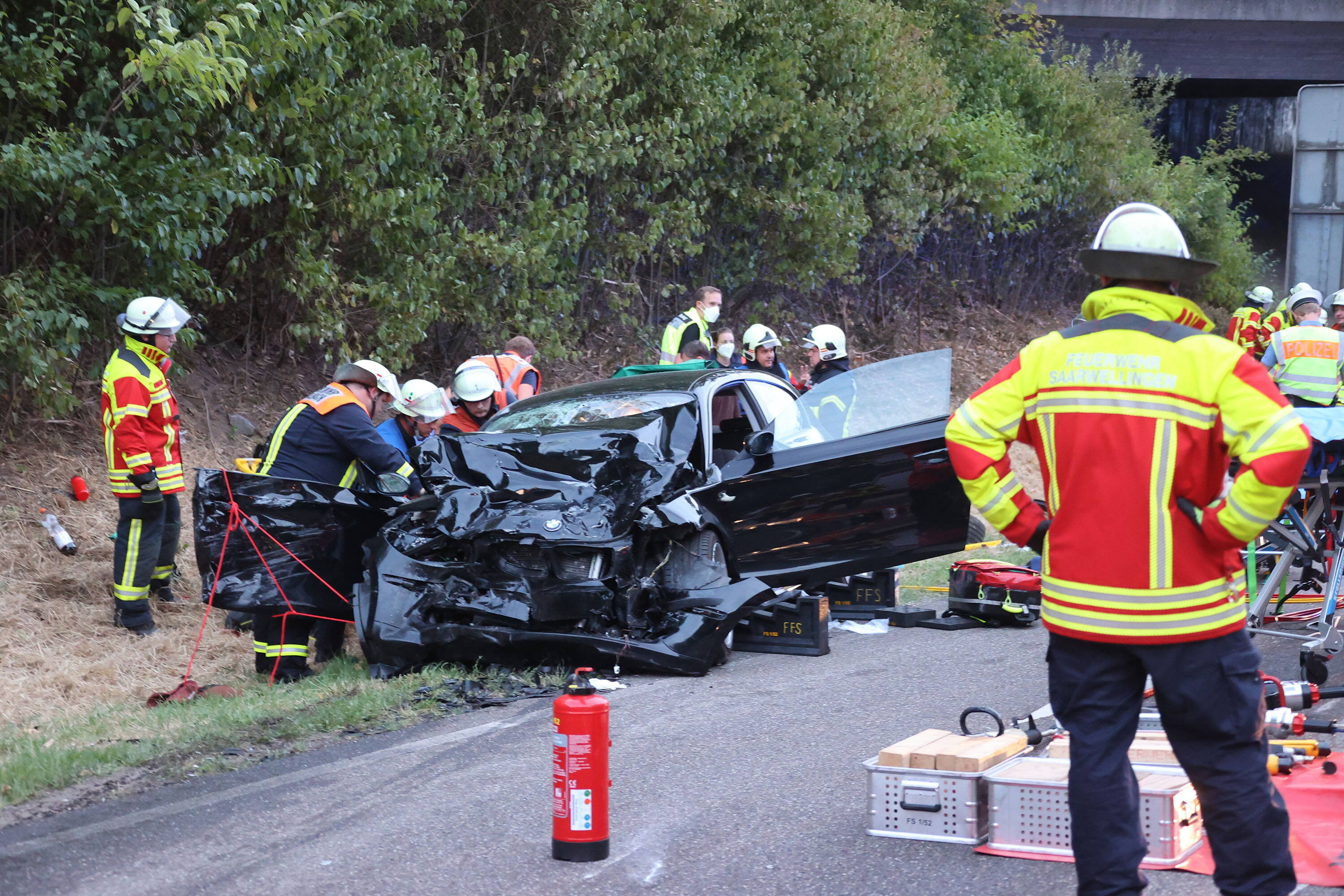 Klima-Kleber verursachen schweren Unfall auf der Autobahn! Wagen rast in Klima-Stauende in LKW